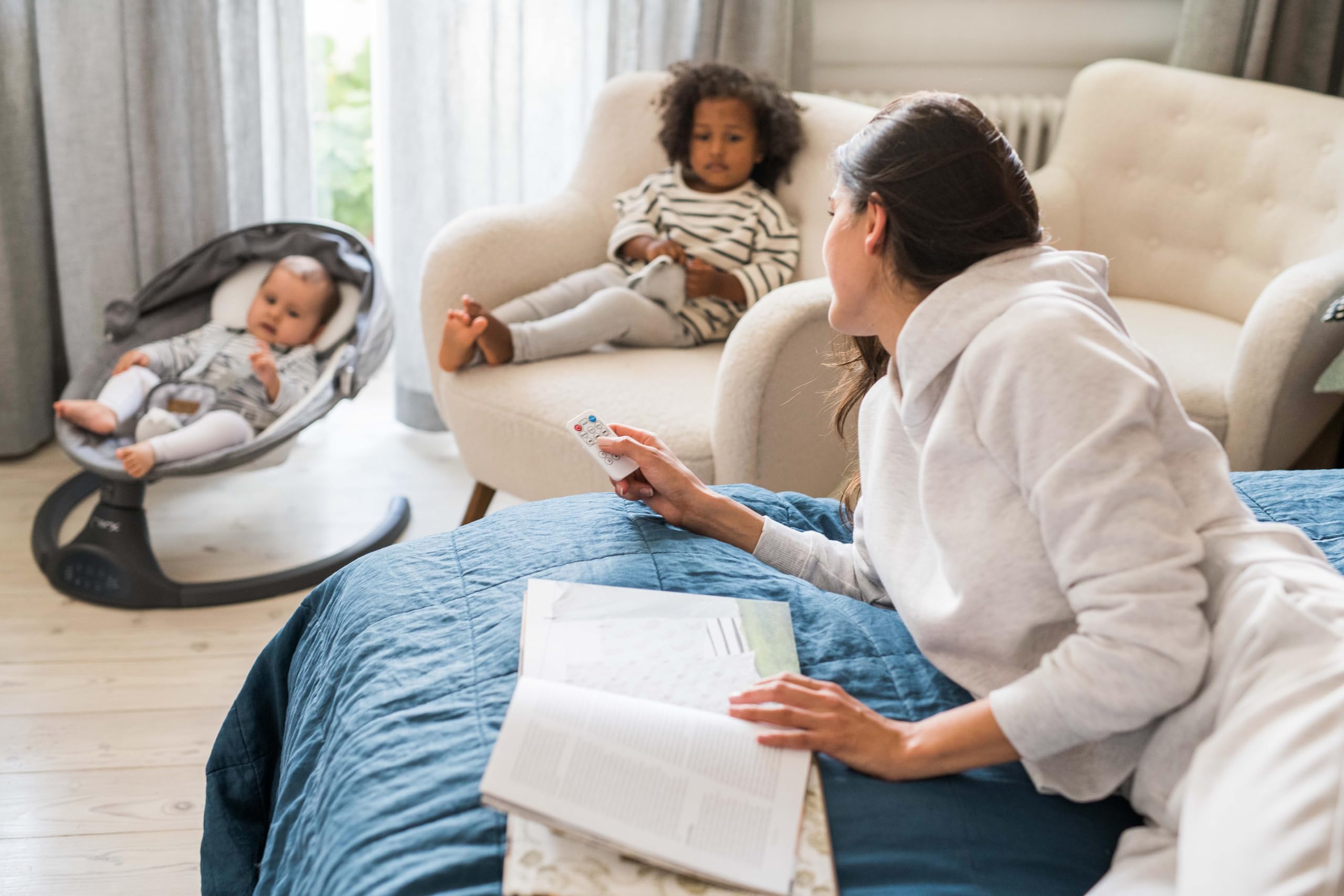 MoMi KENANI Mecedora para Niños hasta 9 kg, Plegable, con Mando a Distancia y Bluetooth, Funciona con Pilas/Electricidad, Arnés 5 Puntos, Visera Solar