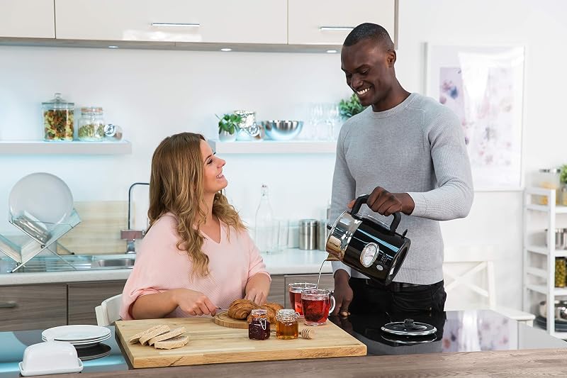 Russell Hobbs Retro Vízforraló 1.7L 2400W Fekete Rozsdamentes Acél Gyors Felmelegítés