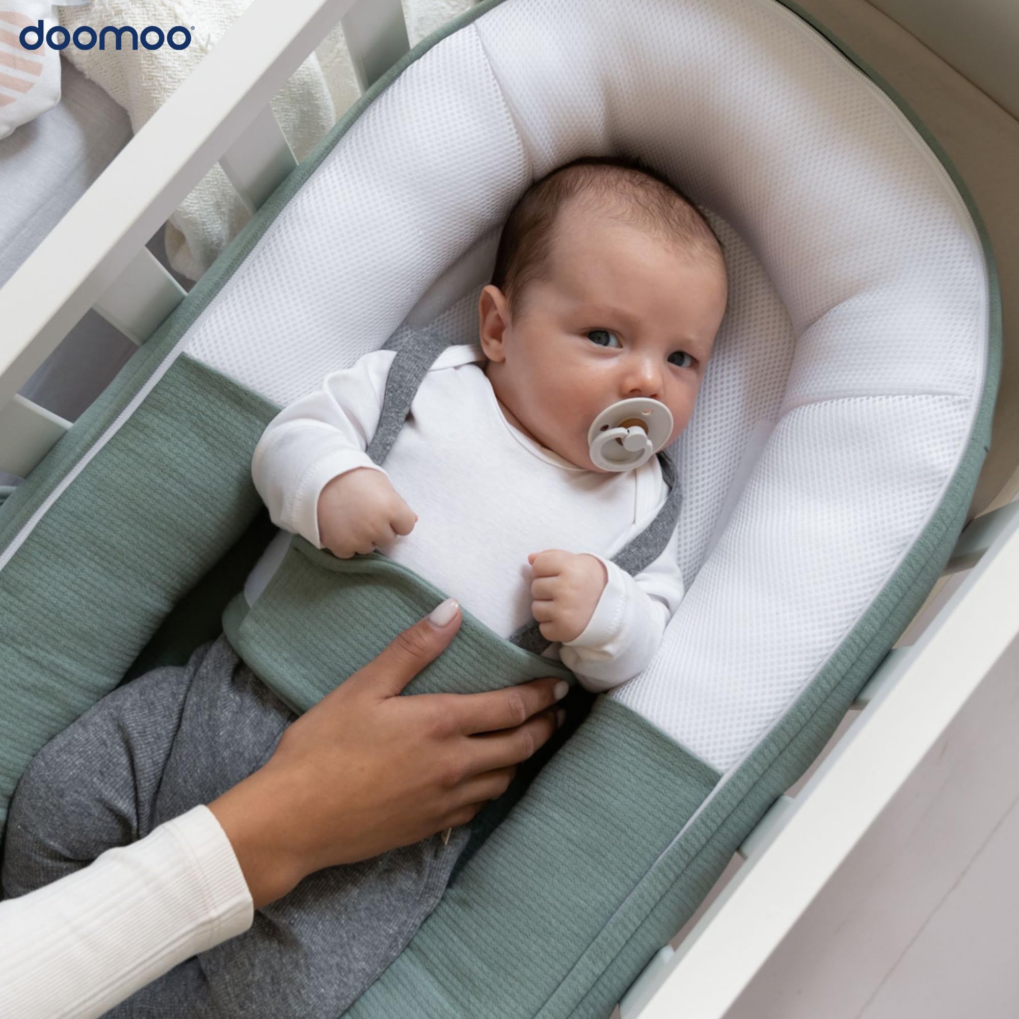Doomoo Cocoon Babynestchen für Babys bis 8 Monate - Babynest, Kuschelnest, Lagerungskissen aus Bio-Baumwolle, Oeko-Tex Zertifiziert, Tetra Jersey Green