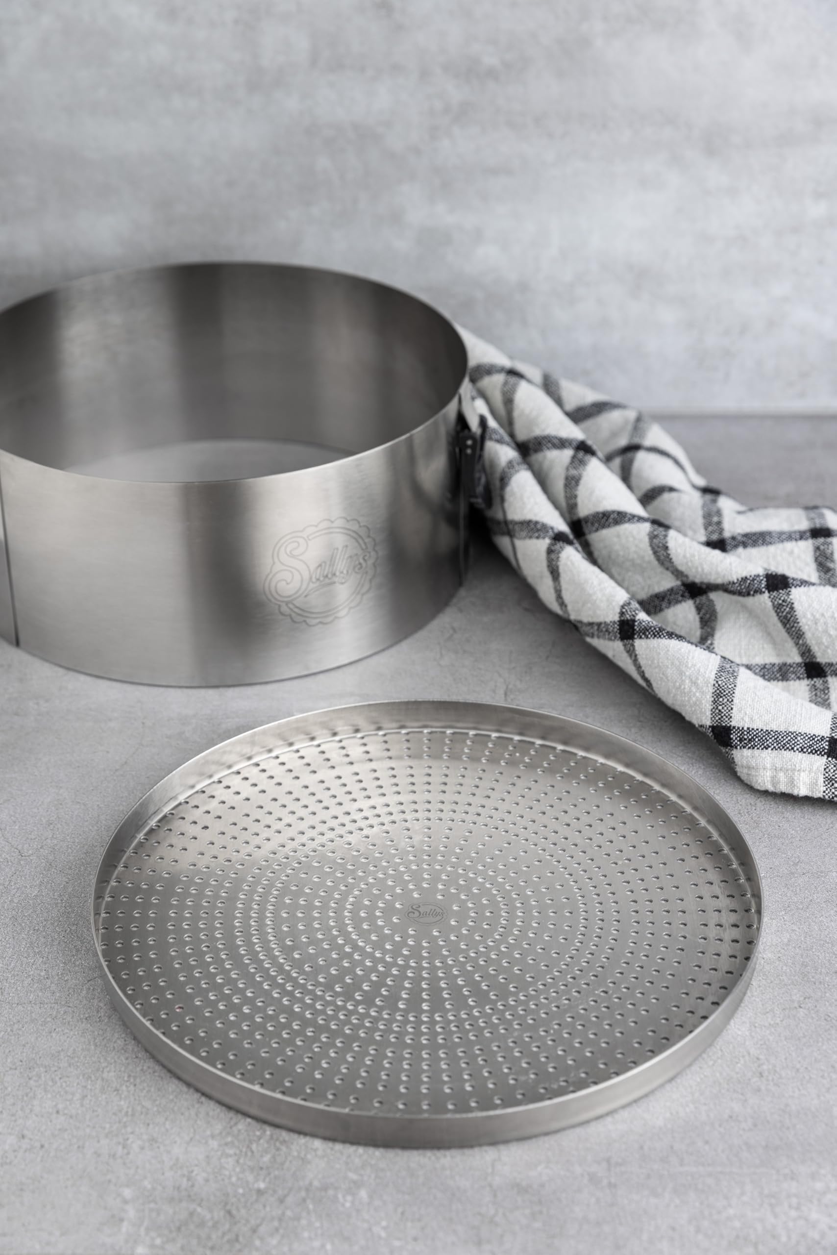 Sallys Springform mit perforiertem Boden und Dauerbackfolie, Edelstahl (28 cm)
