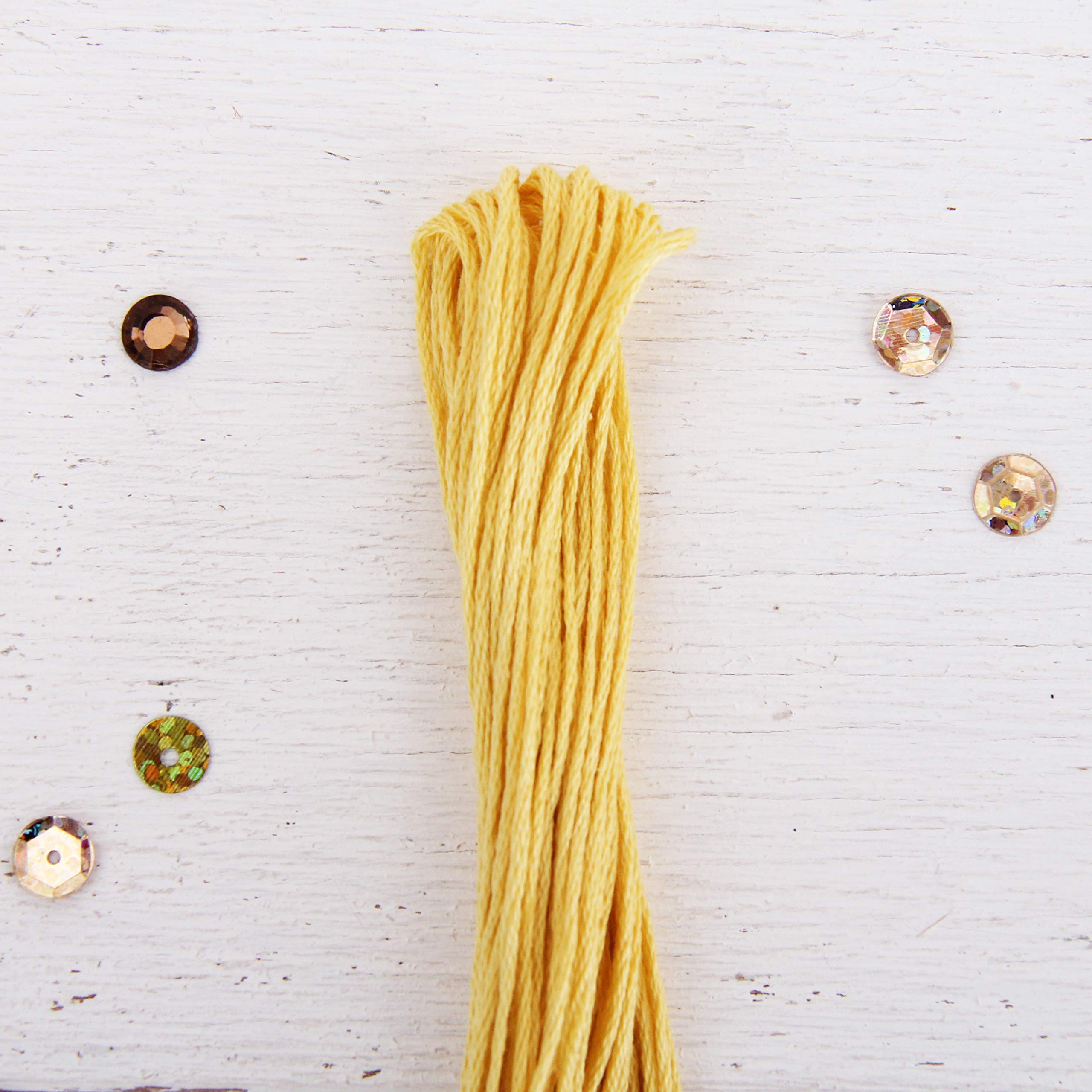 Hilo de bordar de algodón egipcio de fibra larga de 12 madejas ThreadArt, color amarillo, 6 hilos divisibles de 8,75 m, cada uno para bordar a mano, pulseras de amistad, punto de cruz y manualidades