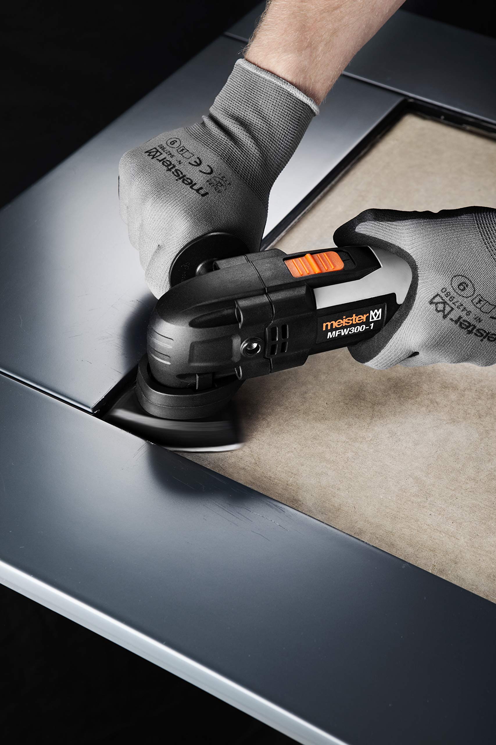Meister MFW300-1 Multifunctioneel gereedschap 300 W, snelheidsregelaar, voor zagen, slijpen en schrapen, incl. dompel- en segmentzaagblad, schuurplaat, schuurpapier/multitool in koffer / 5454300