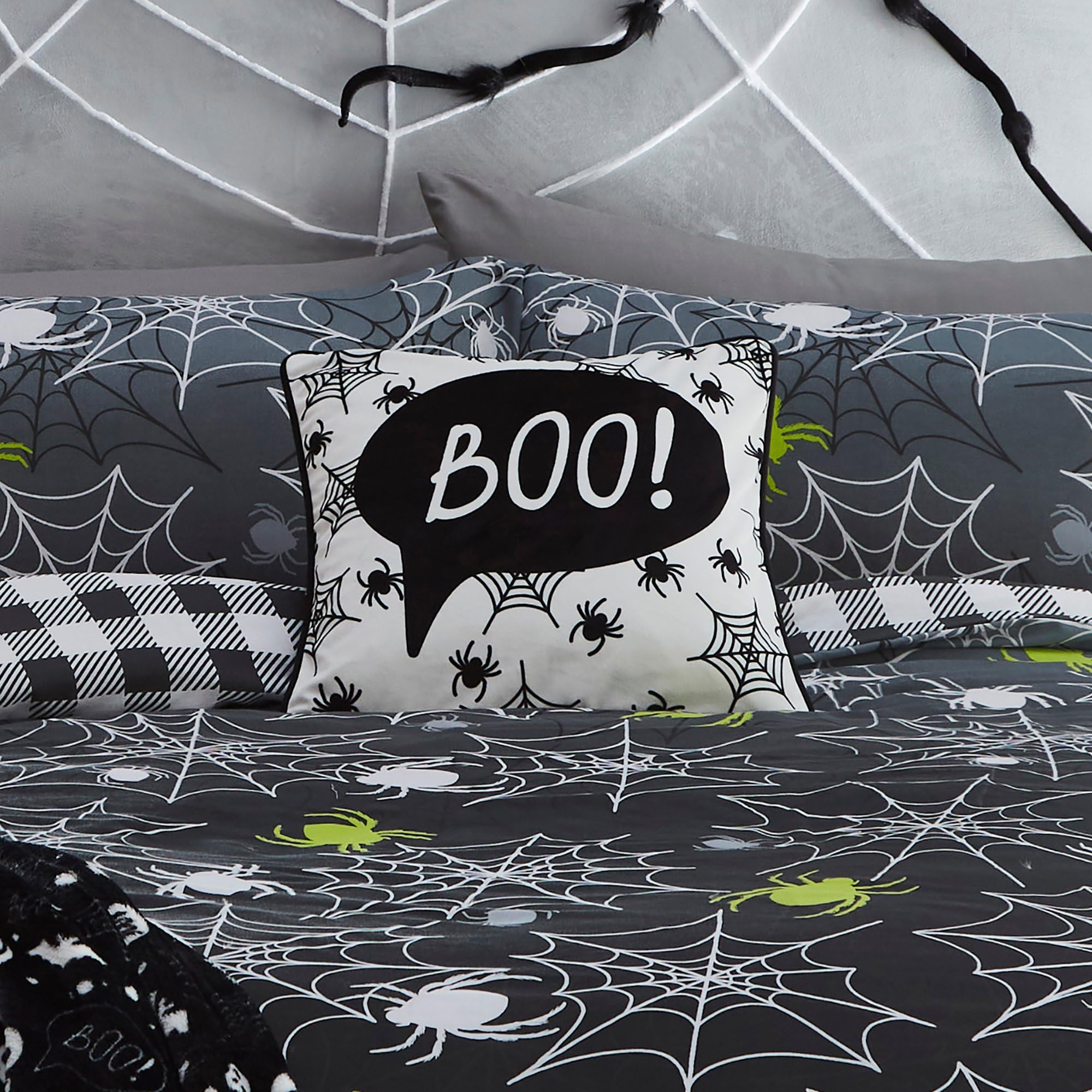 Bedlam Halloween Cushion – “Boo” Design, 43x43cm – Filled Velvet Cushion with Cover – Spooky Reversible Pillow for Halloween Decor – Haunted & Fun Seasonal Decoration