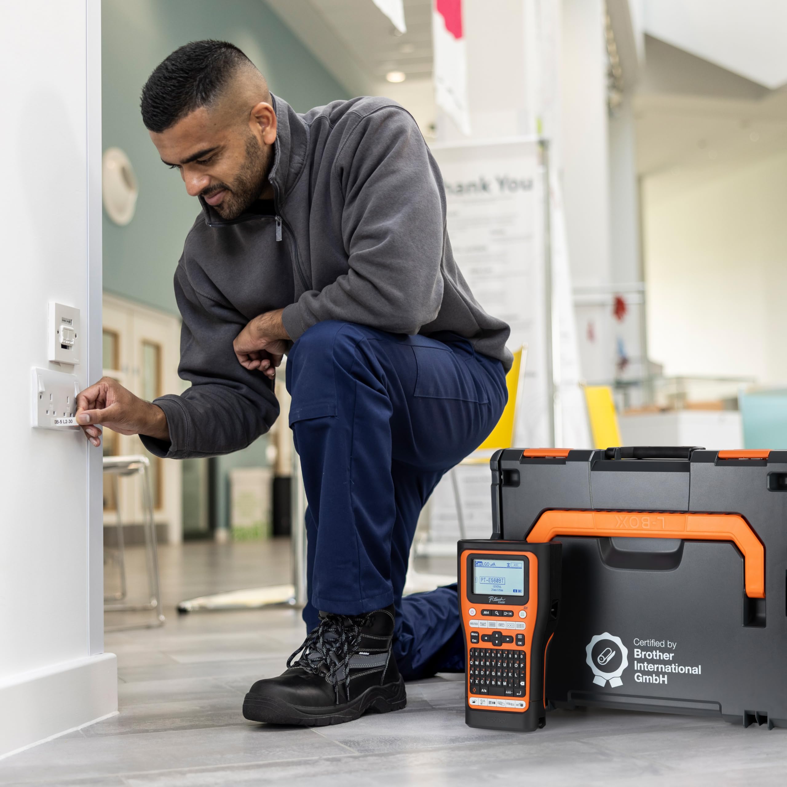 PT-E560BT e Brother L-BOXX 136 con inserto in gommapiuma, certificato da Brother International GmbH
