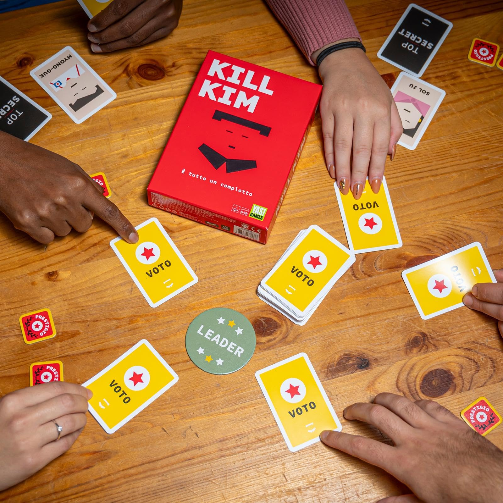 Yas Games - Kill Kim - Gioco Da Tavolo In Italiano Per 5-10 Giocatori, 12+ Anni – Party Game Con Missioni Segrete - 5
