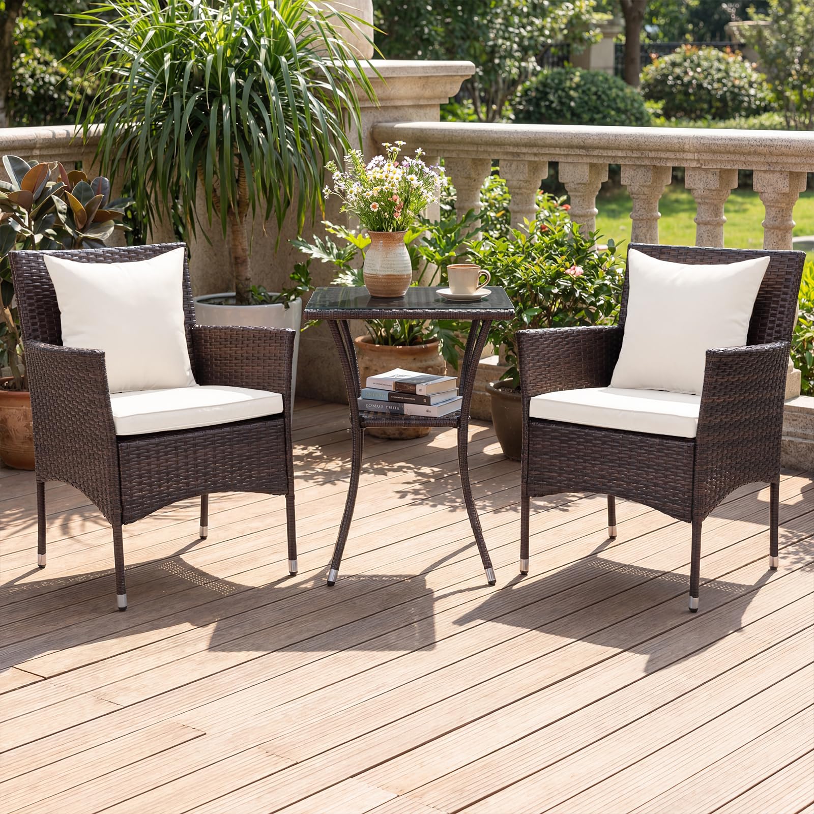 COSTWAY Set da Salotto da Giardino 3 Pezzi, 3 Pezzi Set Mobili da Esterno in Rattan con Tavolo in Vetro Temperato a Doppio Ripiano, Set da Conversazione con Cuscini per Veranda (Marrone+Bianco)