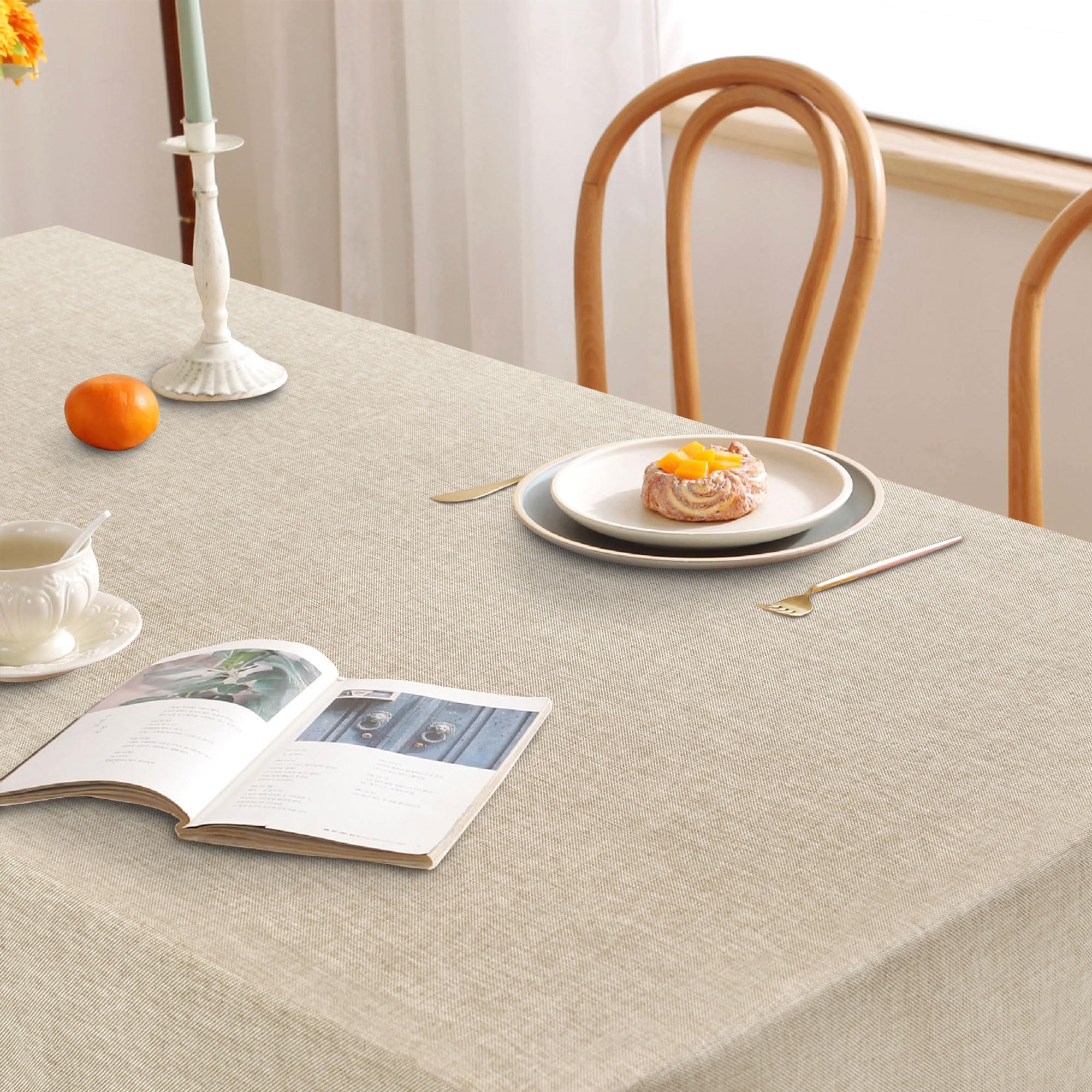 DWCN Nappe Beige Aspect Lin Tissu Lavable et Imperméable, Moderne Enduite Rectangulaire Anti-Tache de Table 135x160cm, pour Salle à Manger, Exterieur Jardin, Noel, Fête, Mariage Maison, Anniversaire