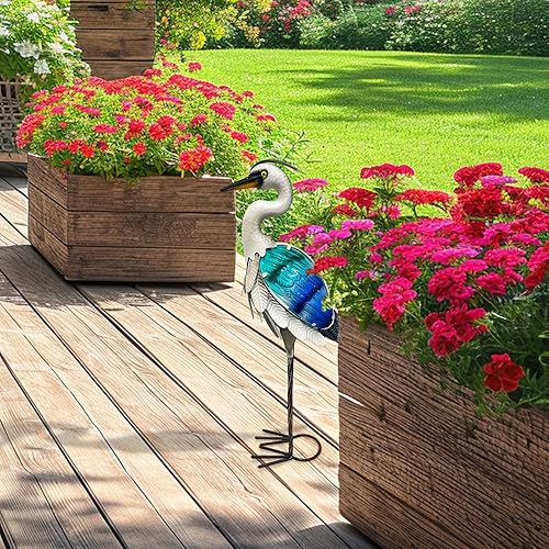 Miniatura 6 de HONGLAND Estatua de grúa de metal solar para jardín, escultura de garza de cristal al aire libre, decoración de pájaro costero del océano para