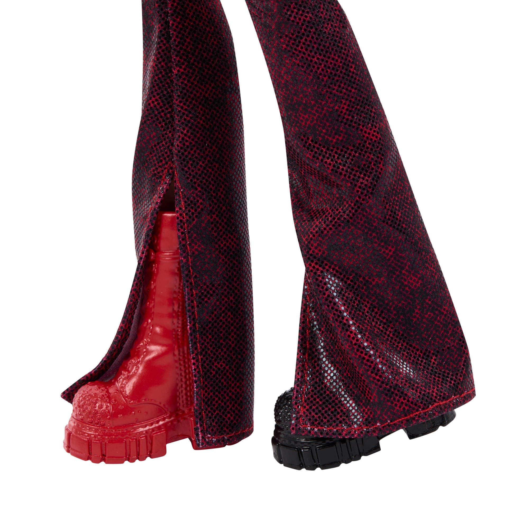 Mattel Disney Descendants: Wicked Wonderland - Red la Ribelle Reale, bambola cantante con abito ispirato al film, premendo sul busto canta "Perfect Princess" in inglese, JMP52 | La bambola canta “Perfect Princess” in inglese e indossa il suo outfit iconi