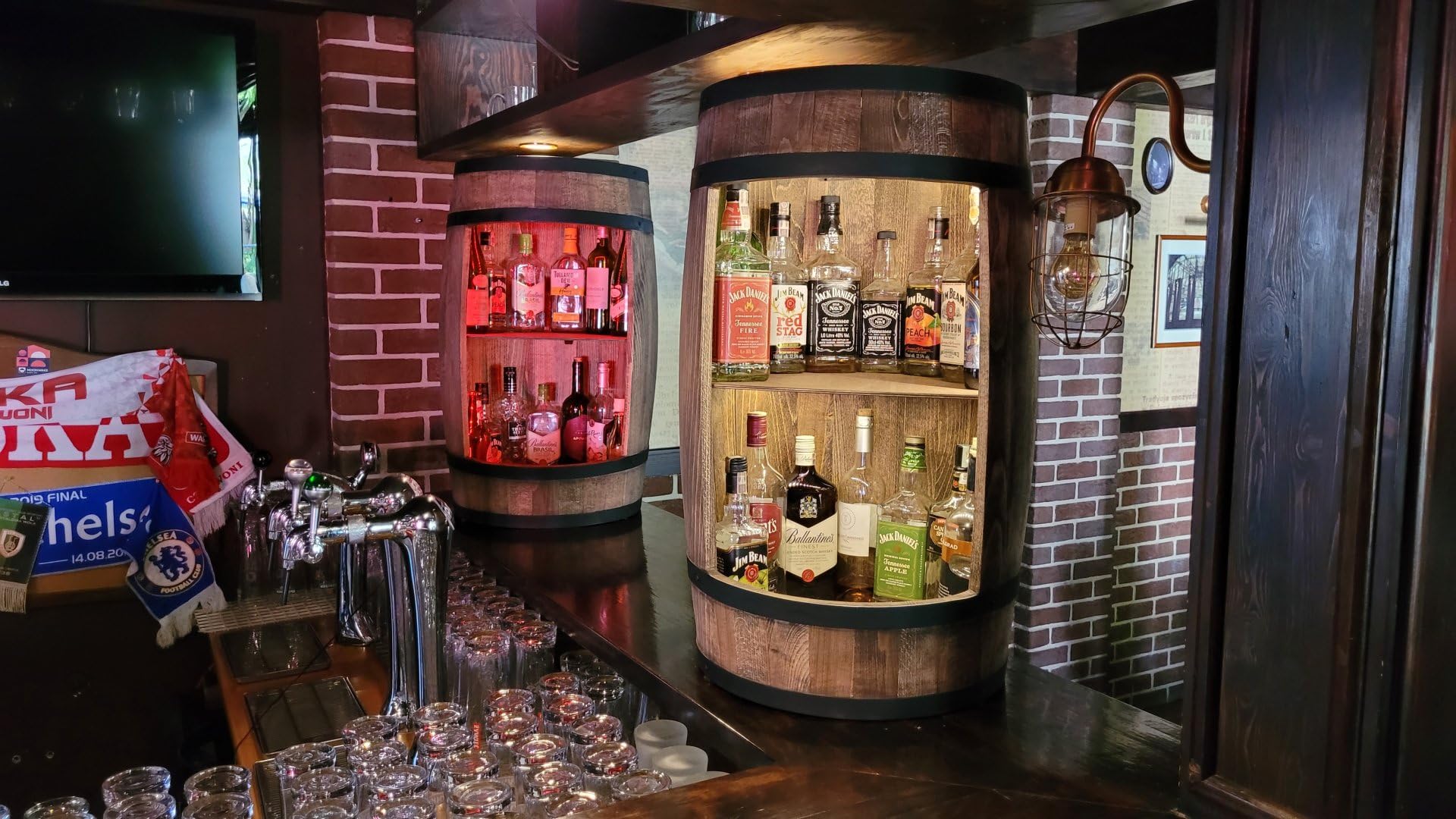 weeco Beczka na wino stolik barowy + otwieracz do butelek + LED RGB. Mini regał barowy okrągły, meble do salonu, stojak na wino, dekoracyjny, barek na wino, bar domowy, stojak na wino, 80 x 50 cm
