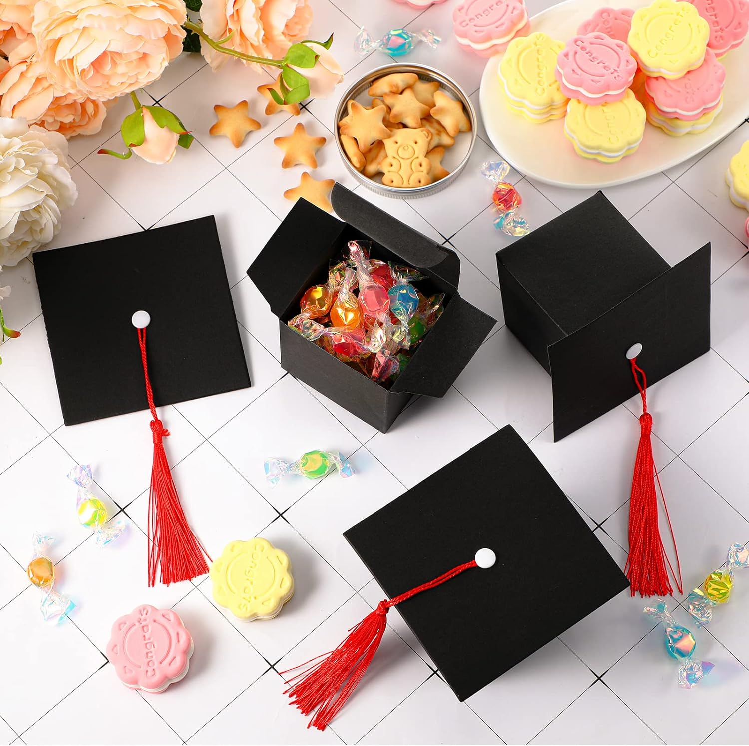 Bememo 100 Pieces Graduation Candy Boxes Graduation Party Favors Class of 2026 Cap Gift Boxes Graduate Centerpieces with Tassel for Grad Ceremony Party(Red)