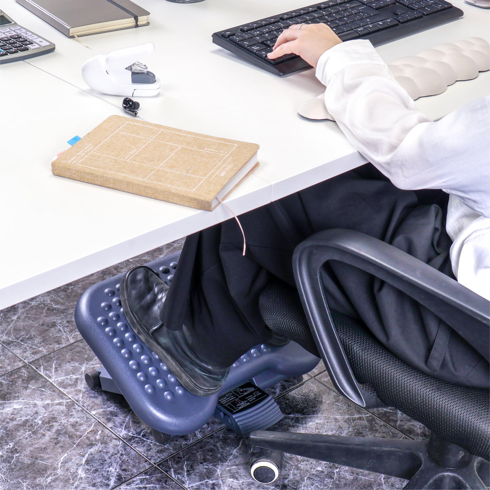Raylu Paper – Reposapiés, Reposa pies de Oficina Ajustable en 3 Niveles, Reposapiés de Escritorio Ergonómico, Antideslizante y Efecto Masaje. Apoya Pies para Trabajo y Teletrabajo. (Modelo 20)