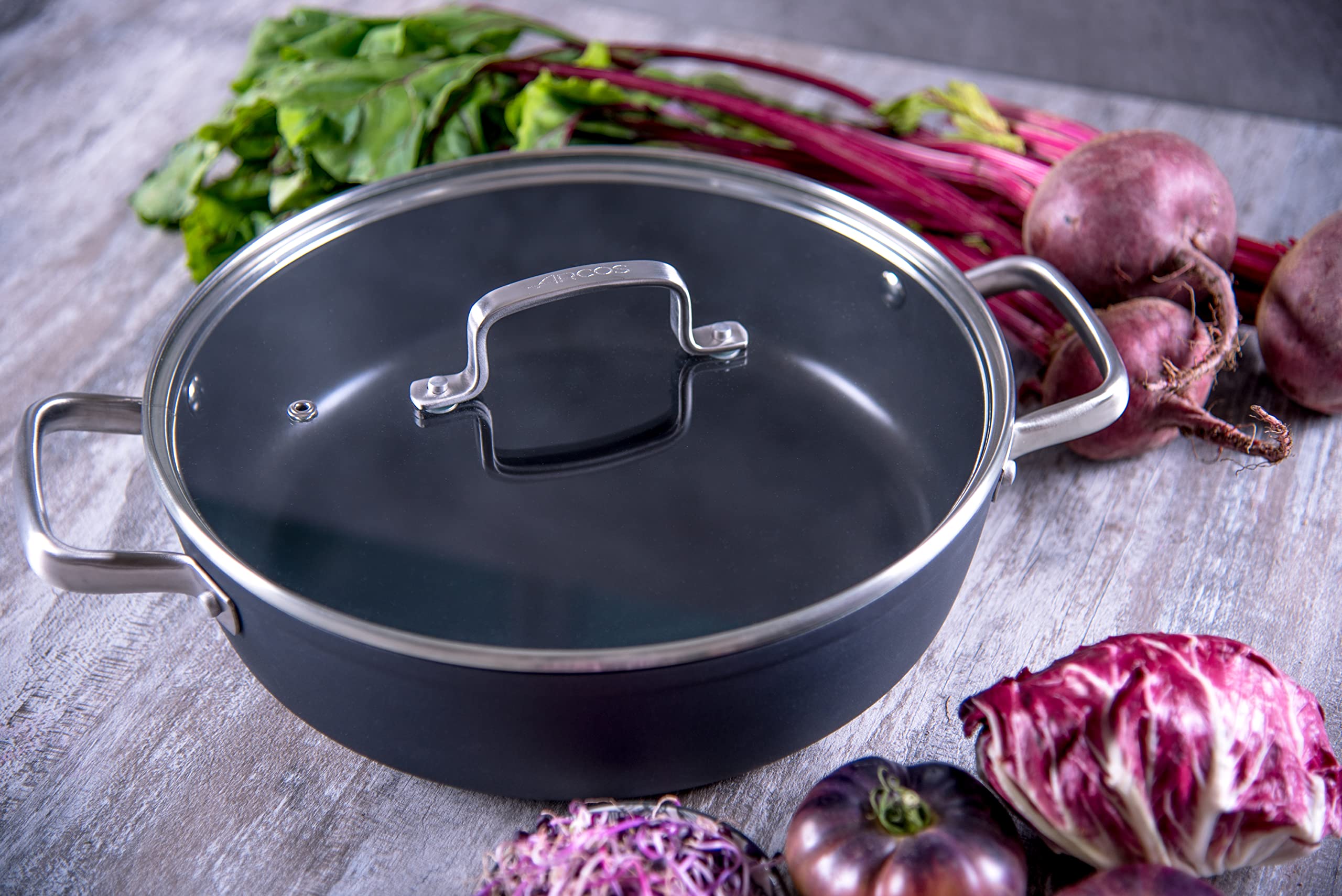 Arcos Serie Samoa | Pentola Antiaderente 28 cm e 4,3 L | Alluminio Forgiato | Adatto a qualsiasi cucina | Anse Acciaio inossidabile effetto freddo | Lavabile in lavastoviglie | Nero | FULL INDUCTION