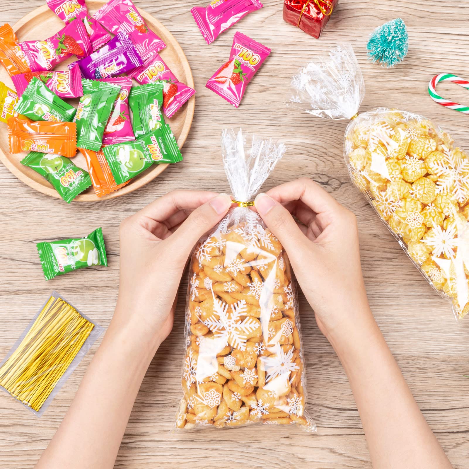 100 Christmas Cellophane Bags With Twist Ties - Snowflake Treat Bags 10.6x5.1