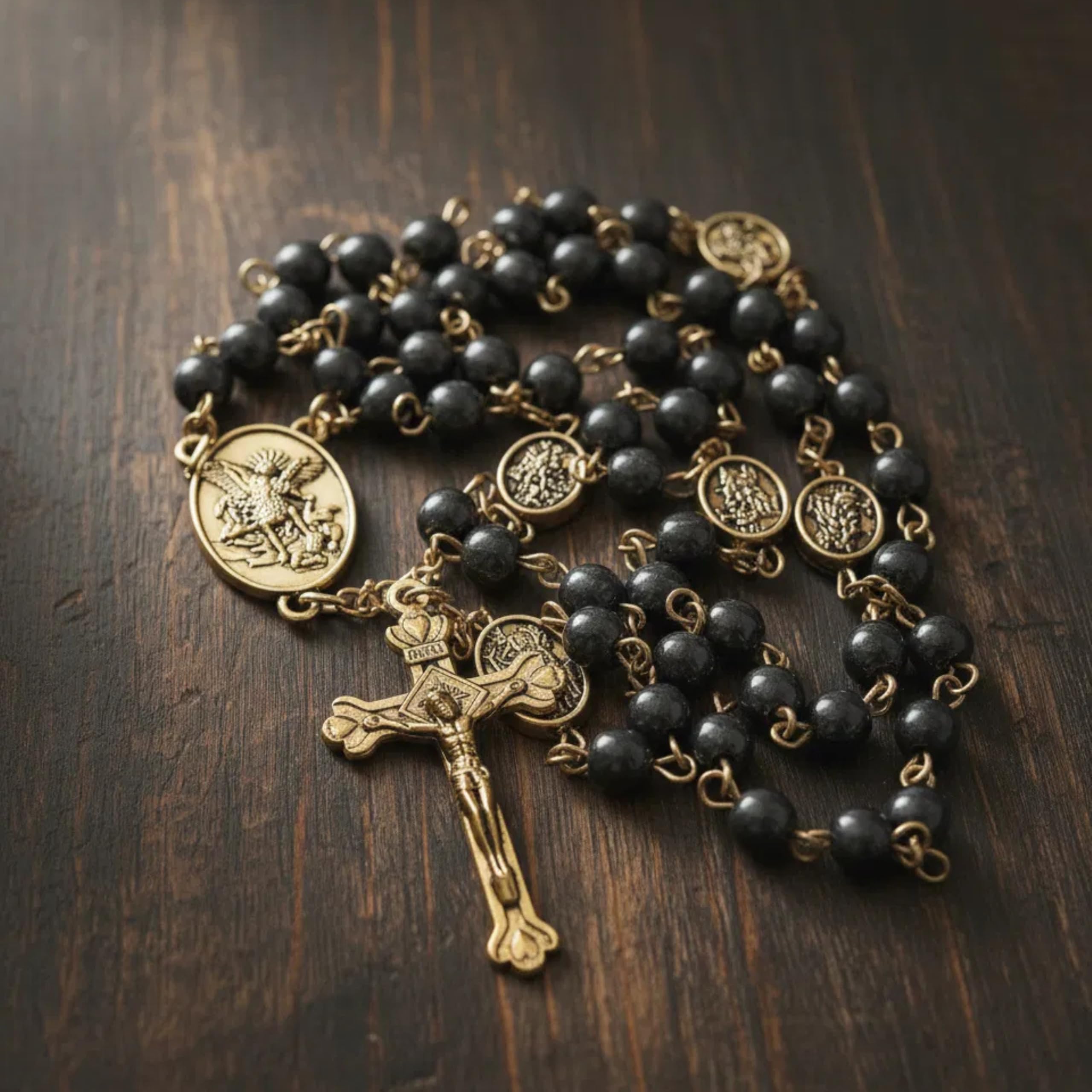 Nazareth Store Rosario de San Miguel, collar de cuentas de piedra de hematita, cuentas de gloria, medalla de arcángel y crucifijo para hombres y mujeres en caja de metal