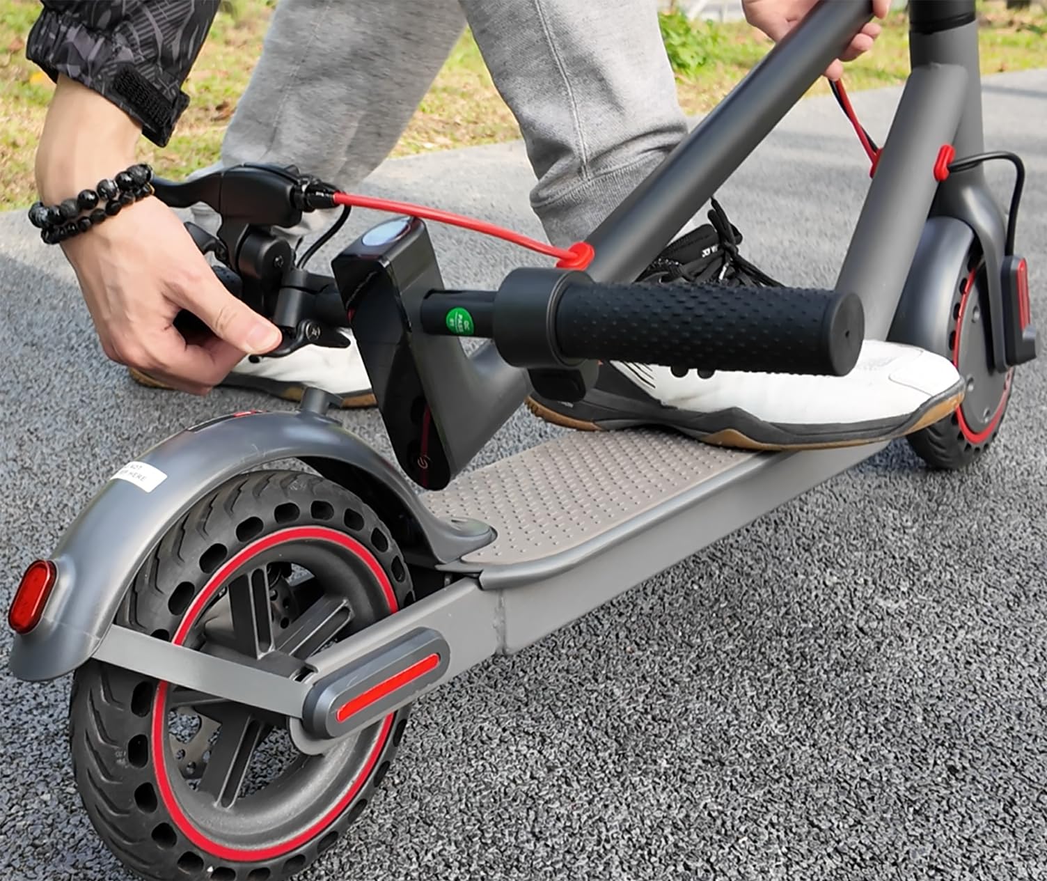 Trottinette Électrique Adulte - Moteur 350W (25 km/h) - Autonomie 30 km - Batterie 36V/7.8Ah - Pneus 8.5'' Anti-crevaison - 3 Vitesses - Double Frein - Pliable - Charge maximale 120 kg