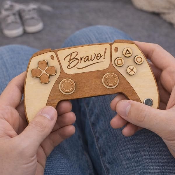 Ernestine - Annonce Grossesse Parrain Gamer – Manette PlayStation en Bois Gravée “Bravo – Niveau Parrain Débloqué”, Cadeau Futur père, Idée Annonce Bébé, Naissance, Noël - annonce grossesse parrains - 3