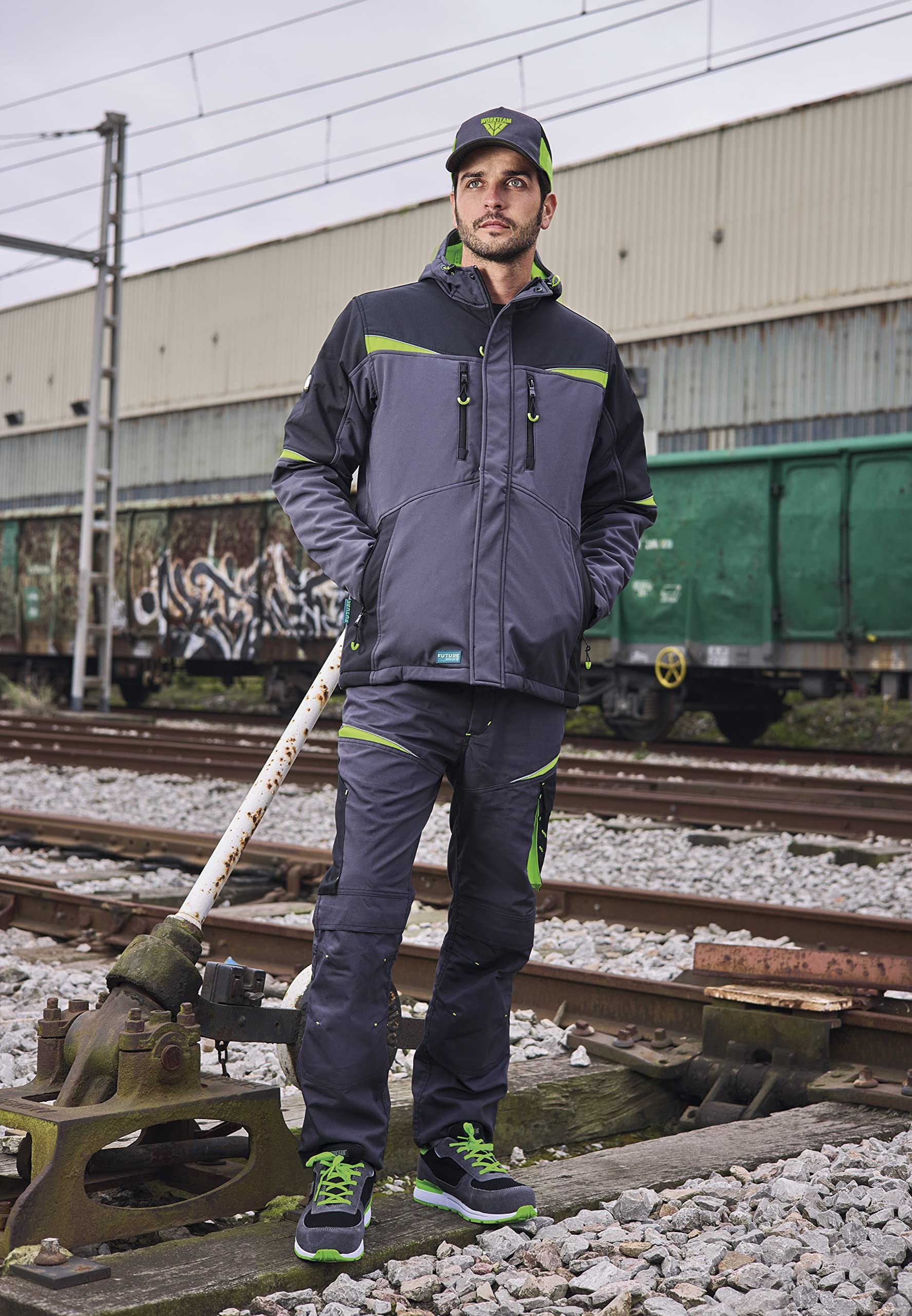 WORKTEAM Cazadora Softshell de Trabajo Acolchada Tricolor con Detalles Reflectantes y Canesús. Unisex Gris Oscuro+Negro+Verde