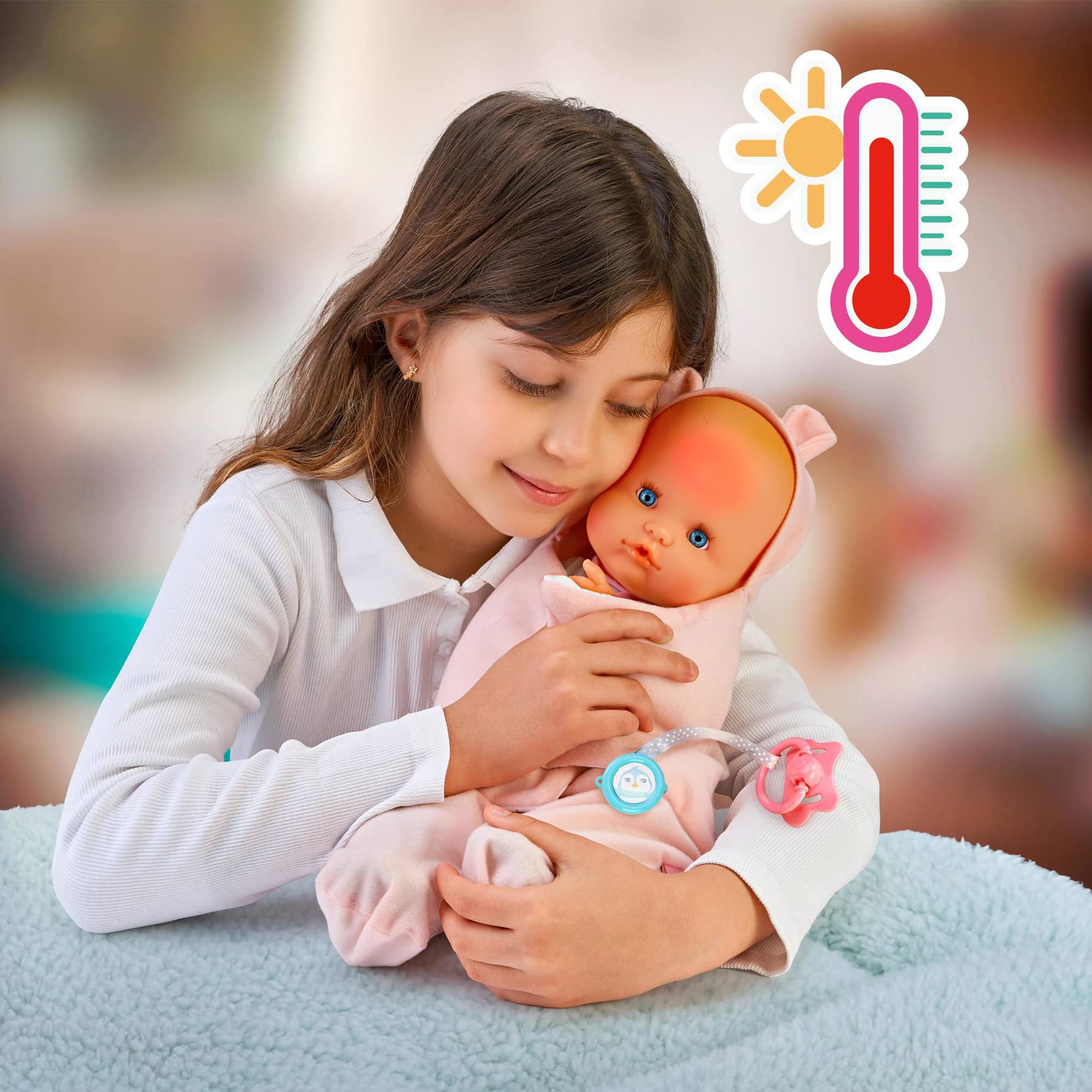 Nenuco - Czy jesteś w porządku?, miękka lalka robi się źle, dbasz o niego kocem, drży i ma gorączkę, zestaw zawiera akcesoria pielęgnacyjne, smoczek i buciki, Famosa