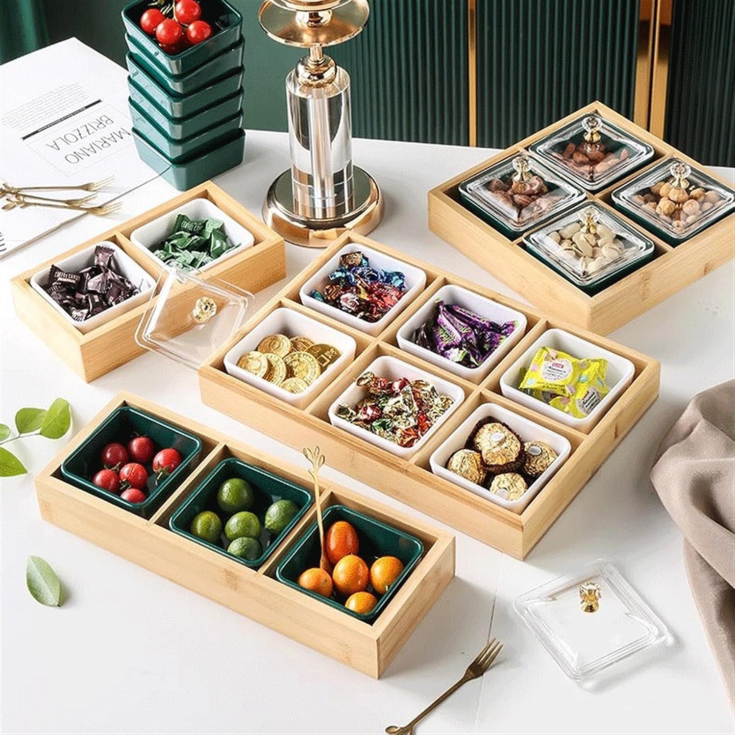 Tapas-Schalen, Keramikschale, grüne Keramik-Gewürzplatte mit Deckel und Bambus-Tablett. 3 abnehmbare Dip-Schalen werden for Vorspeisen, Kartoffelchips, Früchte, Süßigkeiten und Gewürze verwendet (Farb