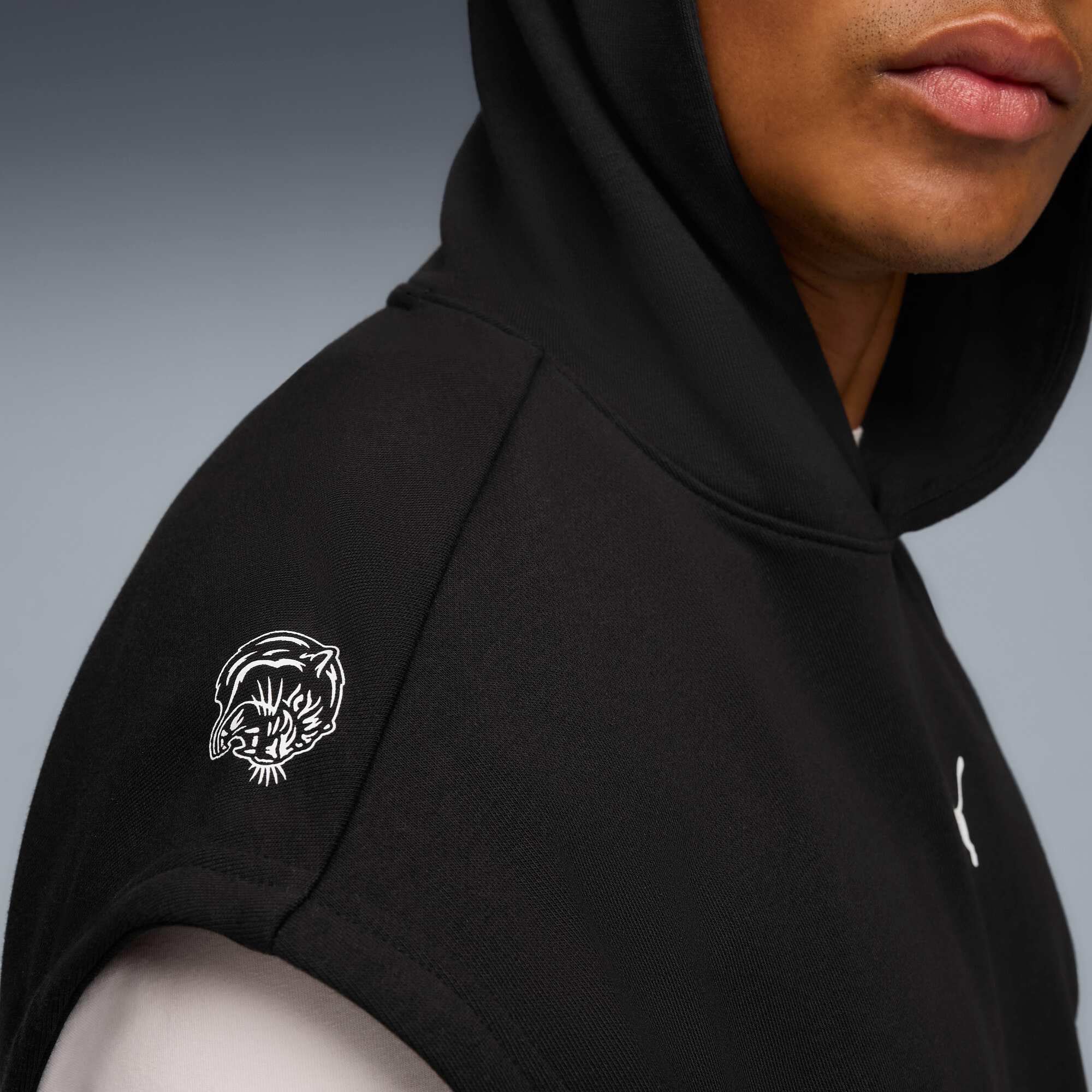 PUMA M GRAPHIC FRENCH TERRY SLEEVELESS HOODIE