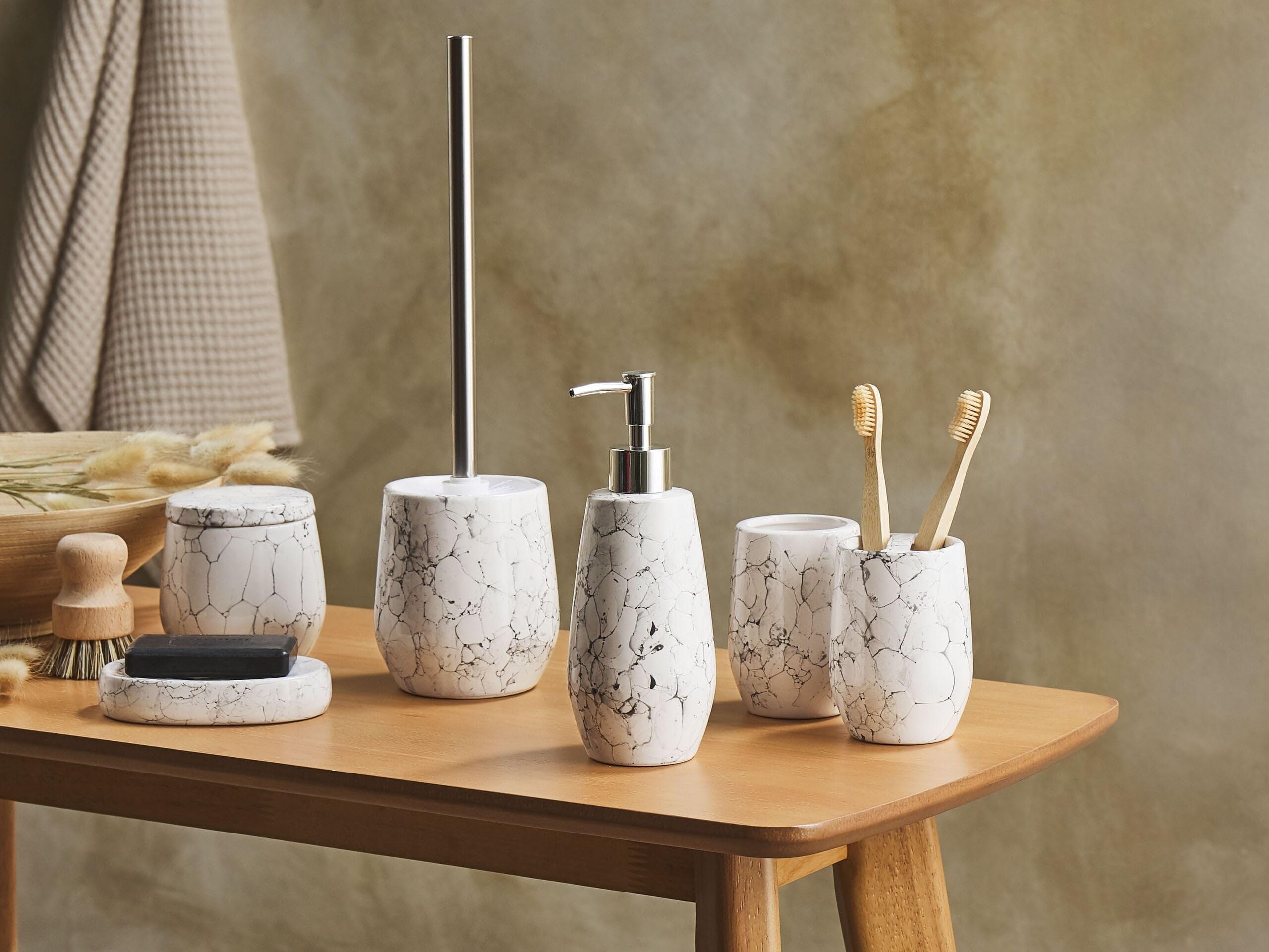 Beliani 6-teiliges Badezimmer-Set Keramik Cremeweiß Callela, Badaccessoires, Zahnbürstenhalter, Seifenspender, WC-Bürste Callela
