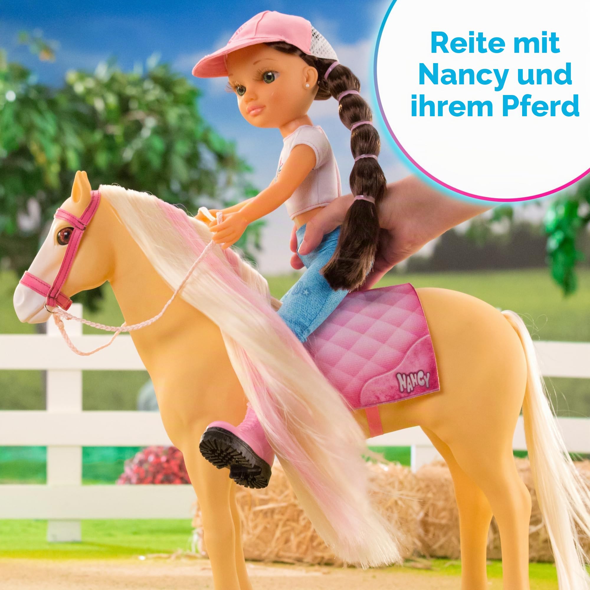 NANCY - A Day with her Horse, Modepuppe mit Pferd, Pflegezubehör, Bürstenschwamm, der die Farbe des Mähnenhaars verändert, für Jungen und Mädchen ab 3 Jahren, Famosa (NAC49000)