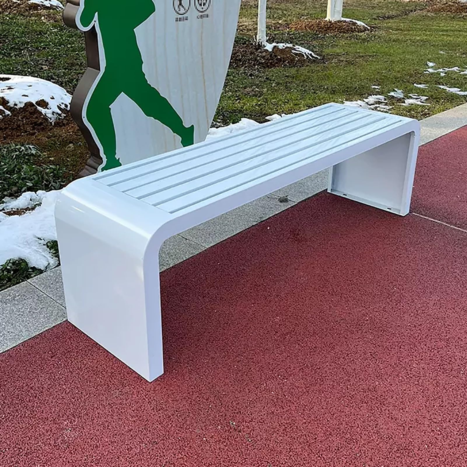Banquette de parc en métal blanc pour aménager un coin détente sur le balcon