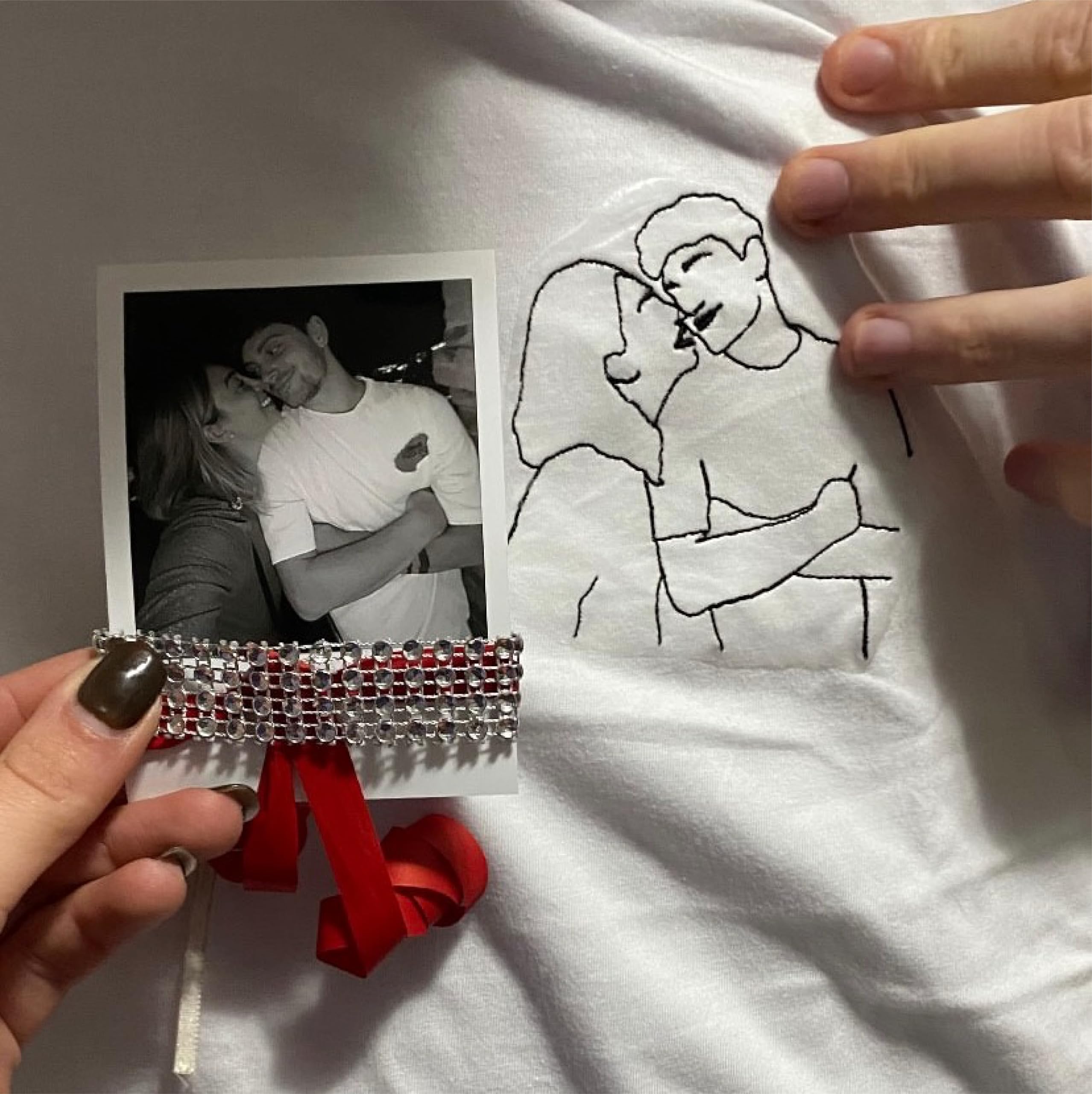 Generico T-Shirt con Personalizzazione Ricamata del Ritratto, la Tua Foto stilizzata, Maglietta di Coppia, Regalo di San Valentino, Ritratto Stilizzato. Festa del papà, Festa della Mamma