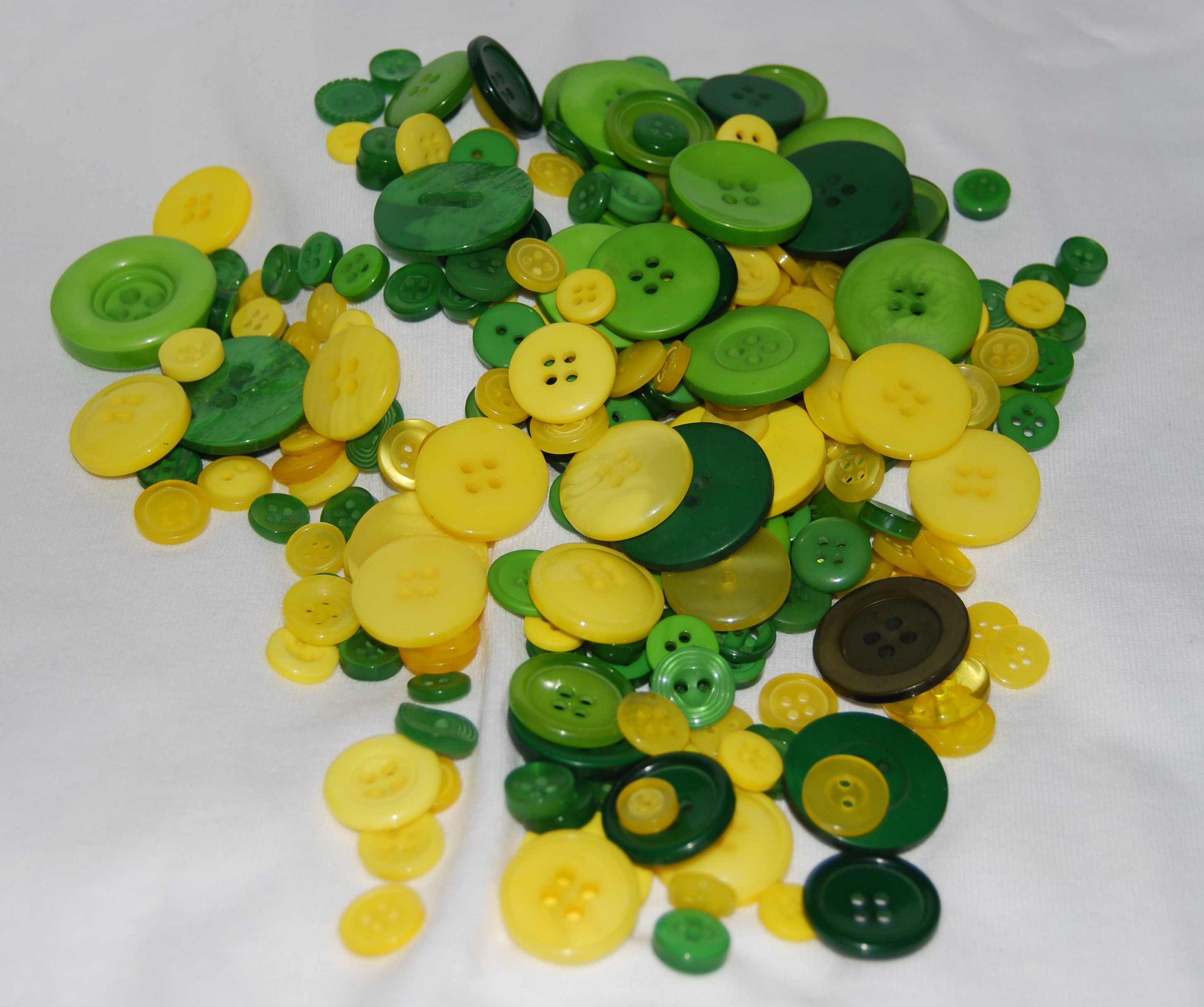 celloexpress Pack of 100g - GREEN & YELLOW BUTTONS - Mixed Sizes of Various Green & Yellow Buttons for Sewing and Crafting