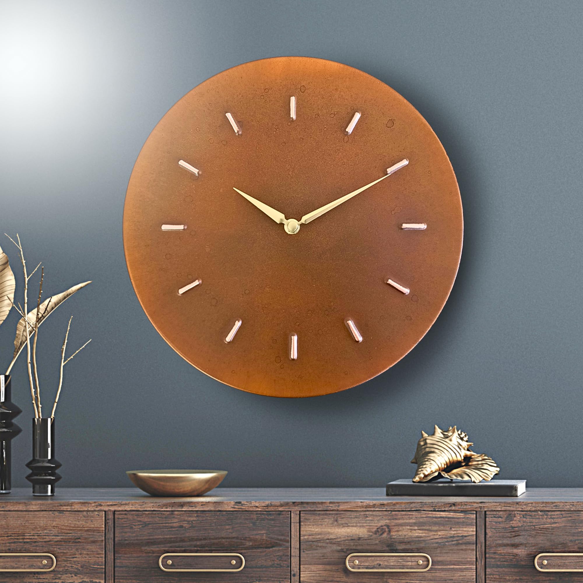 Piccolo orologio da parete con patina arrugginita, in vero rame, rustico, senza ticchettio, funzionamento a batteria, per soggiorno, cucina, camera da letto, ufficio (lancette color oro)
