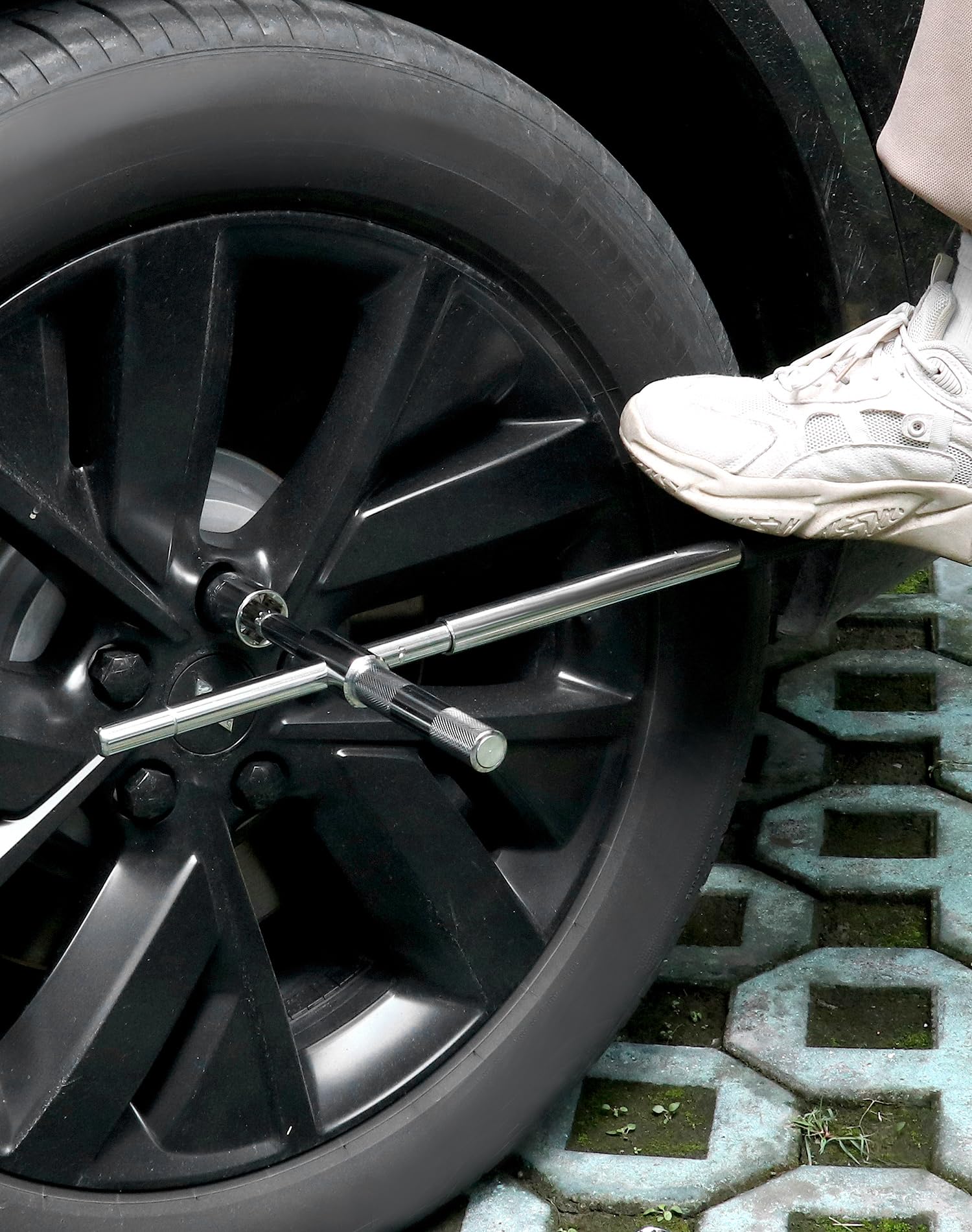 QWORK® Cléà roue télescopique avec douilles 17/19mm et 21/23mm, Clé croix pour changer les pneus de voiture, Étendre jusqu'à 60cm