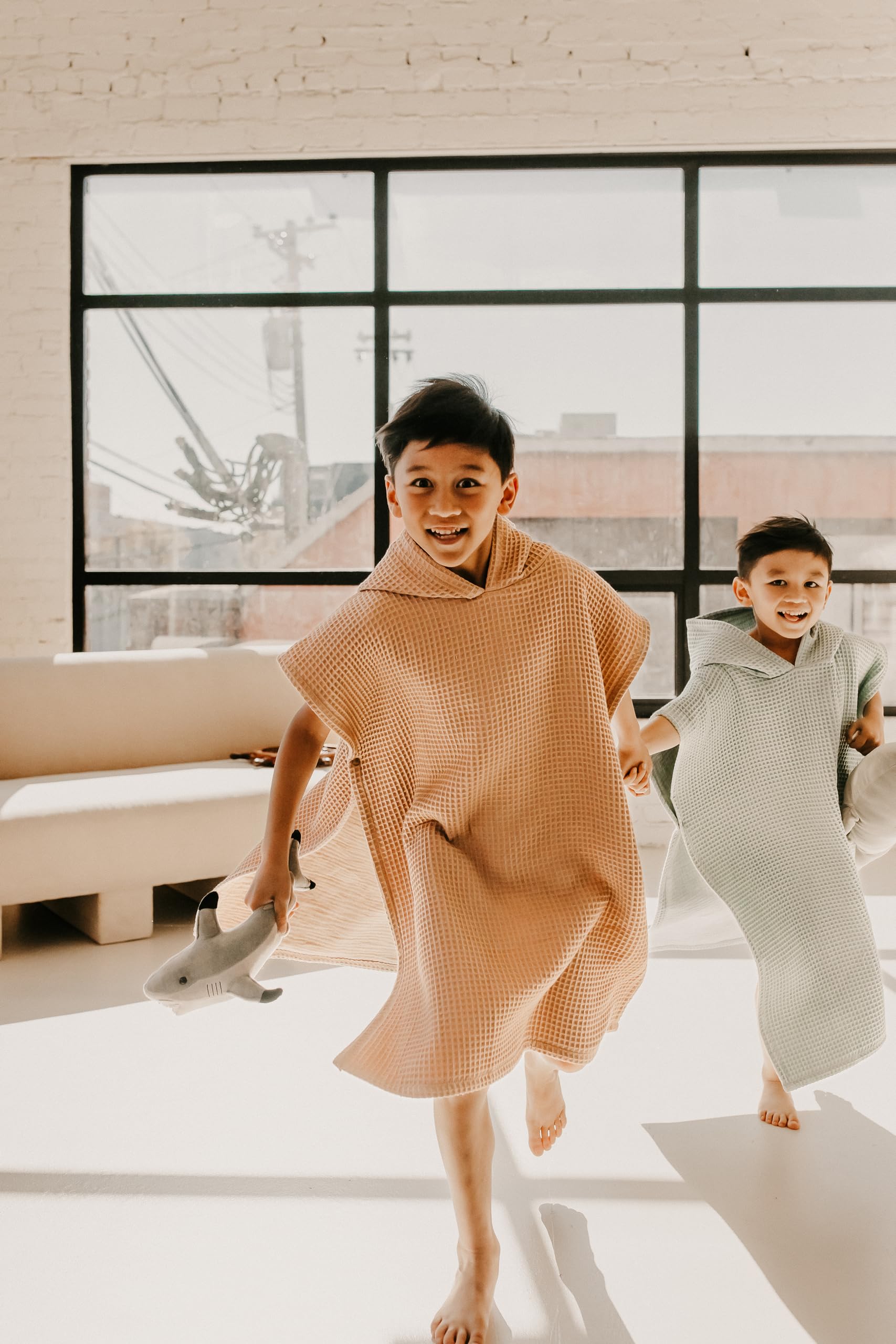 Jade&Kai Kapuzenhandtuch für Kinder, lässt sich in einen Poncho einrasten, Bio-Baumwolle, Waffelmuster, leicht und saugfähig, Bad, Strand und Pool, mehrere Farben, Größe L (6–10 Jahre), Sand)