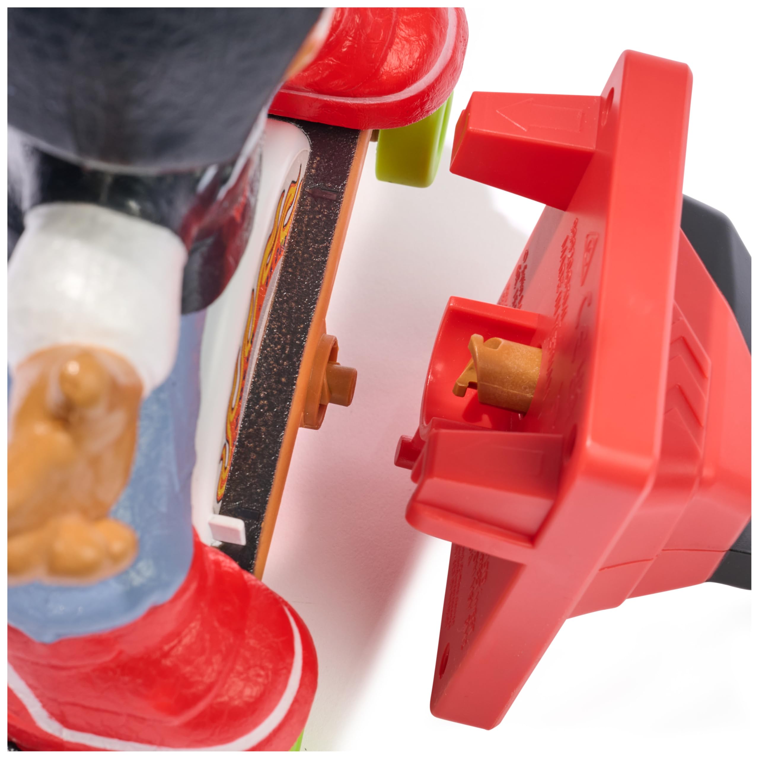 Tech Deck Shred N' Blast Sk8board, zmotoryzowana deskorolka z jeźdźcem i rampą do szybkich trików i wysokich skoków, zabawki dla dzieci dla chłopców i dziewczynek w wieku od 6 lat, wymagane baterie
