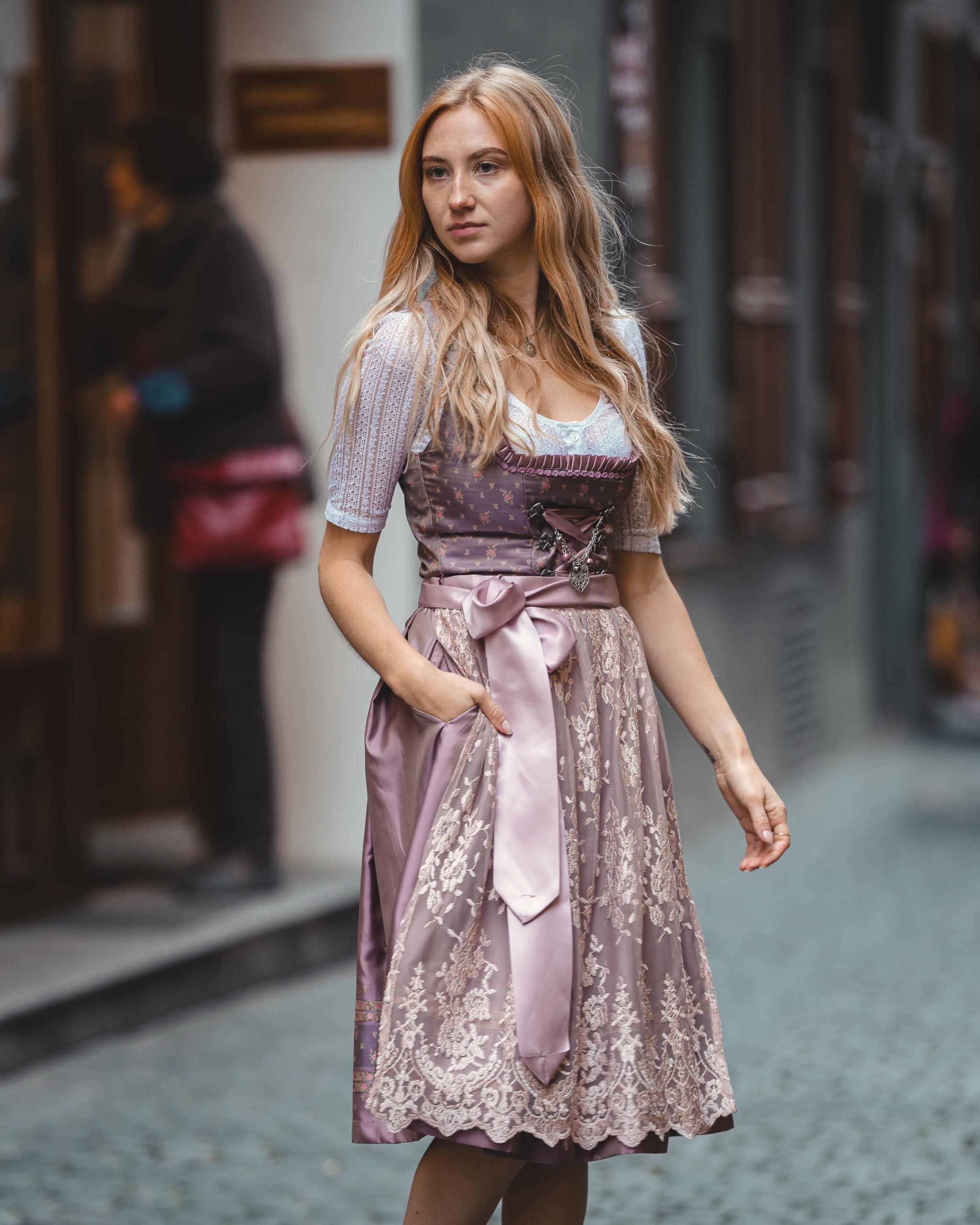 Edelnice Trachtenmode Exklusives Designer Midi Dirndl Madeleine inkl. Spitzen Dirndlschürze und Charivari Gr. 32-56