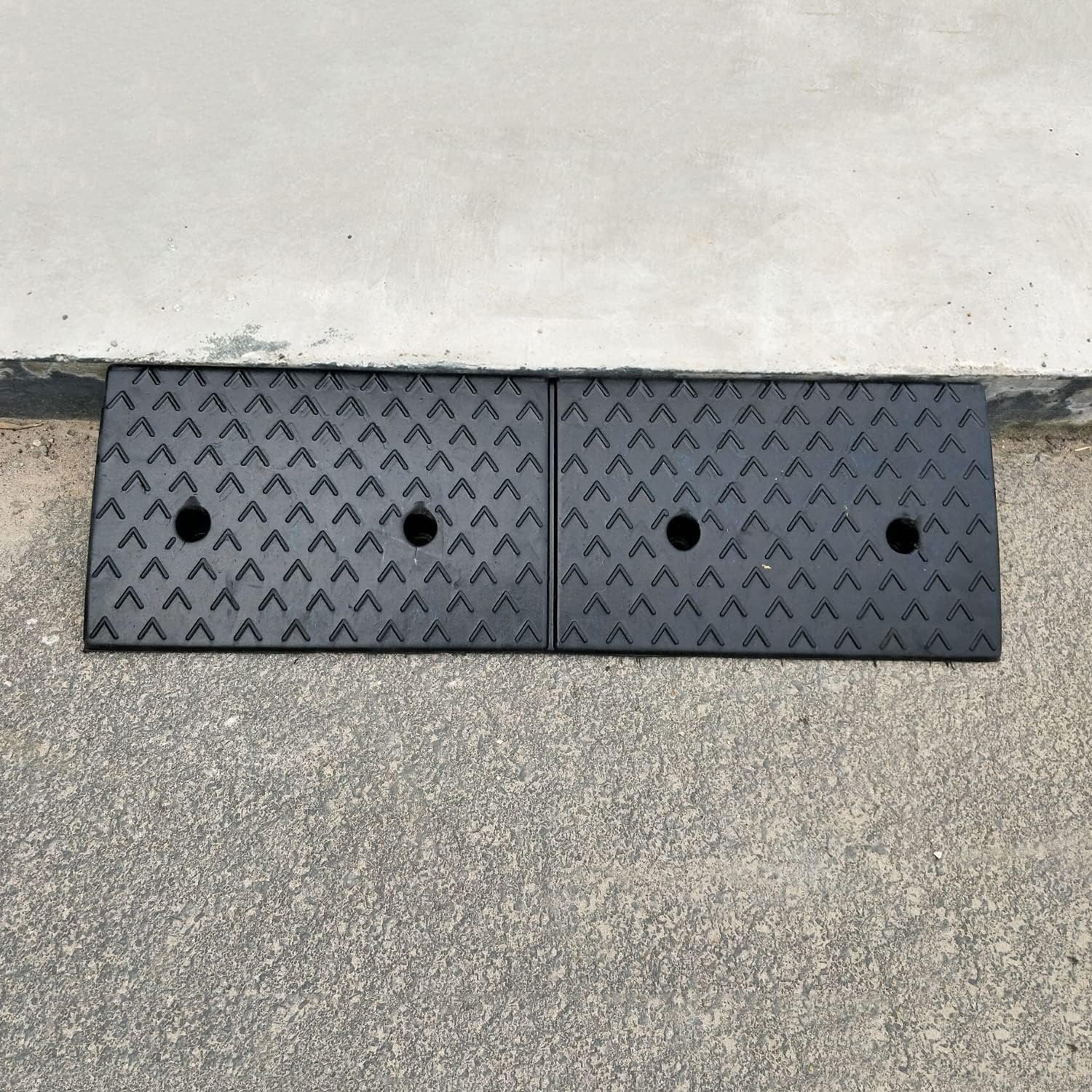 Rampa de goma para bordillos de 5 cm, rampa de umbral de puerta, rampa de acceso 100 x 25 x 5 cm, rampa para coche o moto, silla de ruedas, rampa de goma con kit de fijación