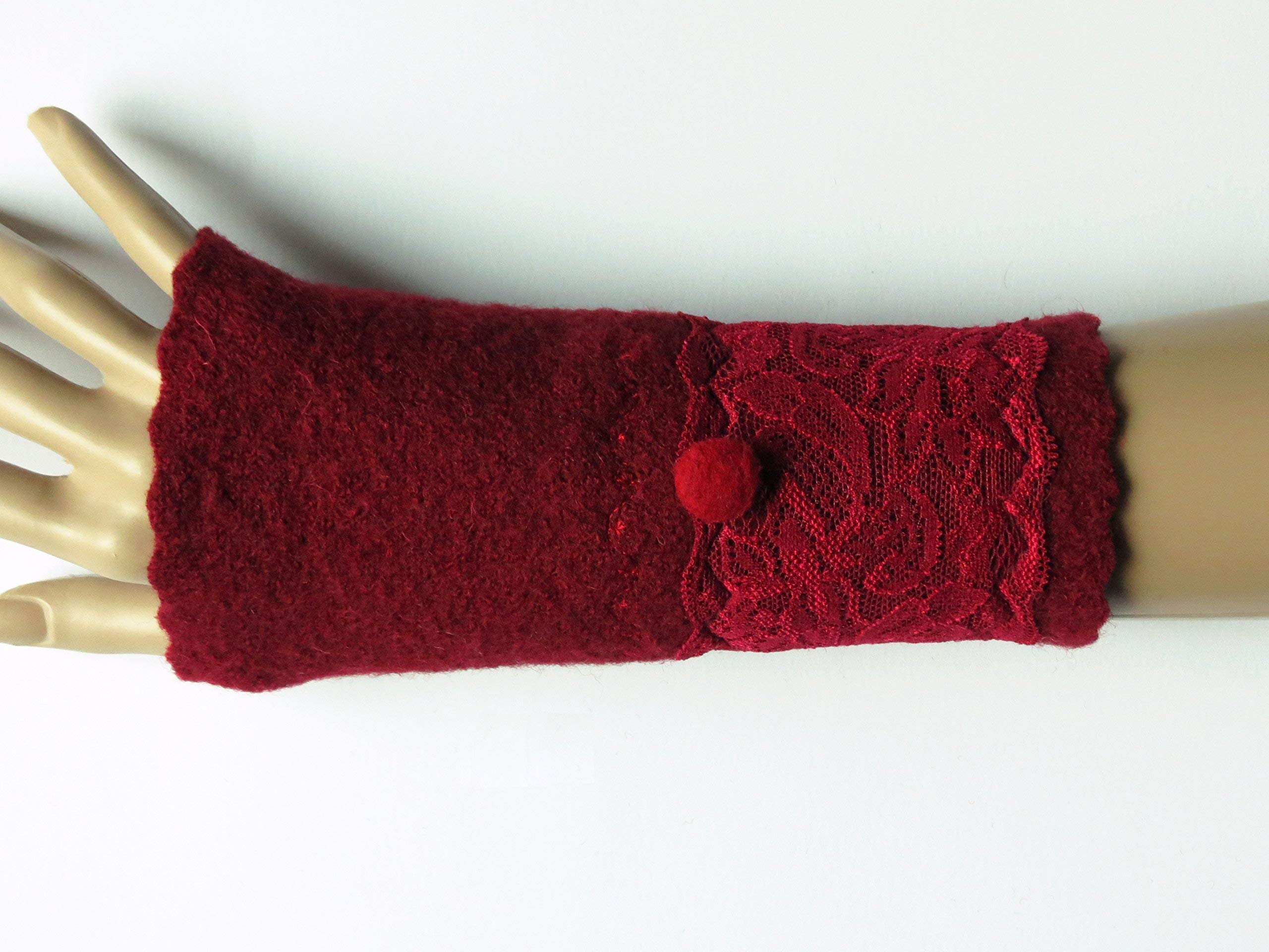Armstulpen/Pulswärmer mit Spitzenapplikation: Walkwolle (Walkloden, Kochwolle) in dunklem Bordeaux-Rot, elastisches Spitzenband in Dunkelrot; Stoffknopf, Zierstich