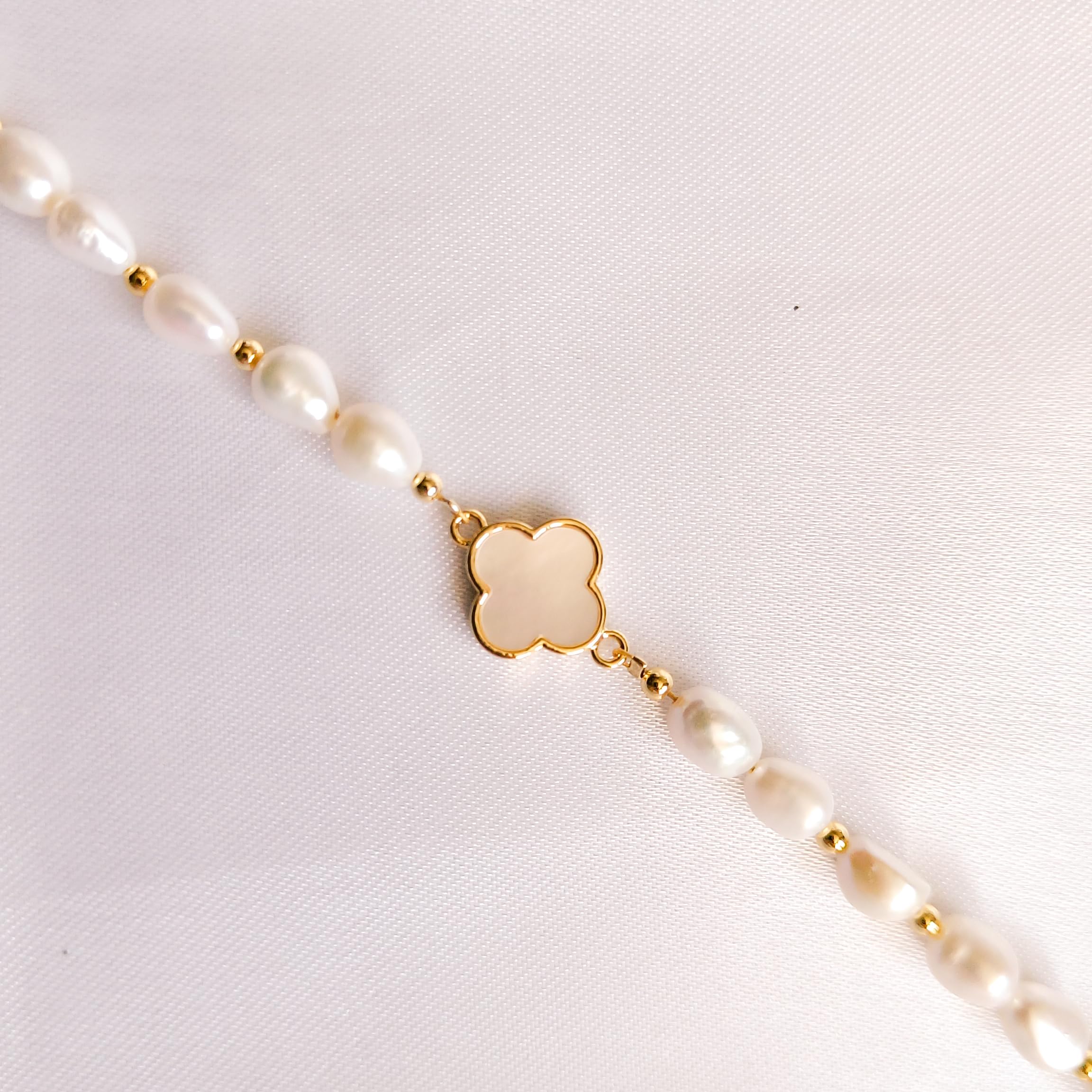 Bracelet Perles d'Eau Douce avec Pendentif en Nacre Trèfle à Quatre Feuilles - Cadeau de prestige - Bijoux Femme Tendance