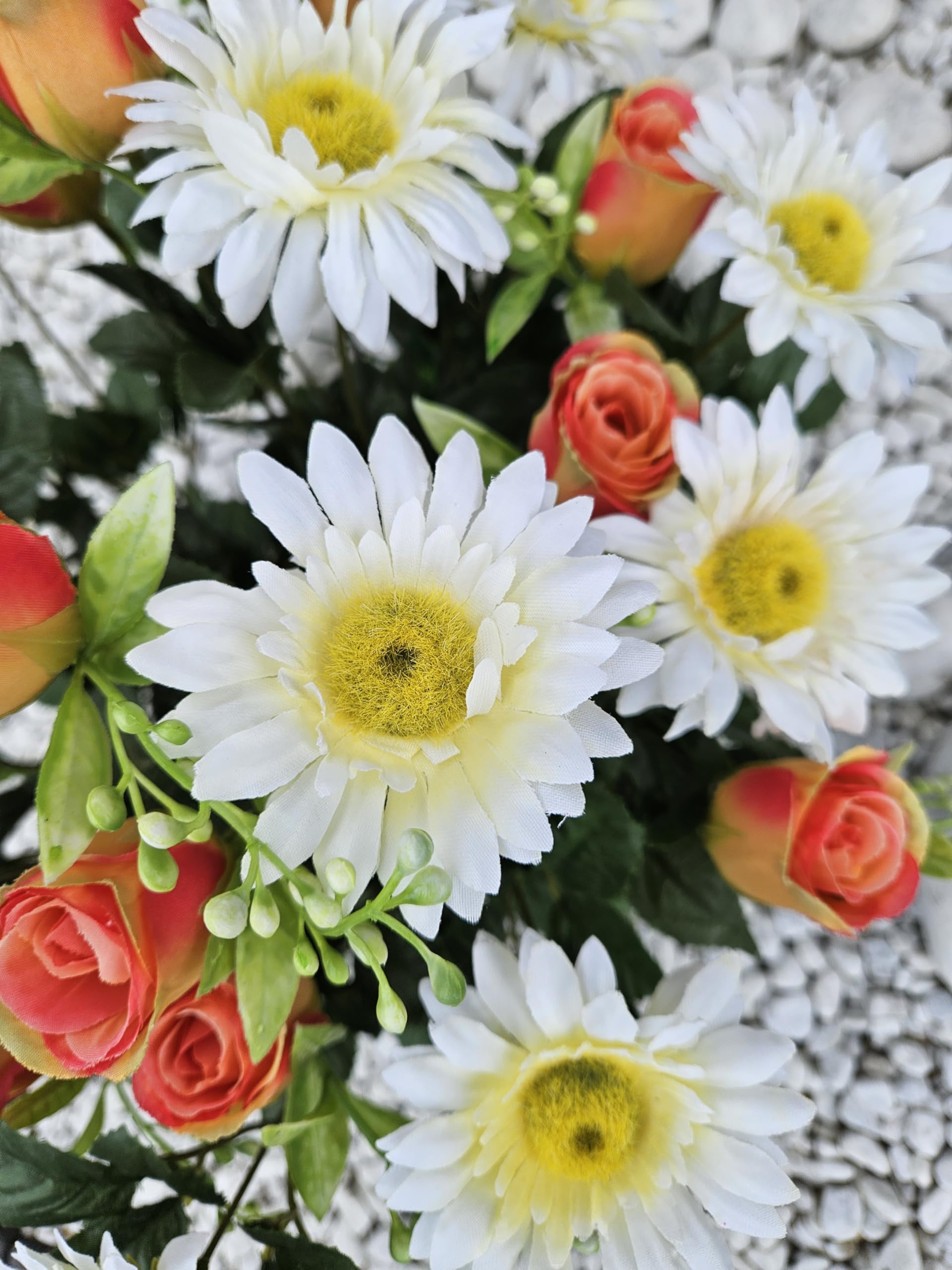 Composition De Fleurs Artificielles Lesté Ciment pour Une Parfaite Tenue à L' Extérieur. Réalisé par Nos Soins, Les Fleurs sont Aussi de Très Bonne Qualité.