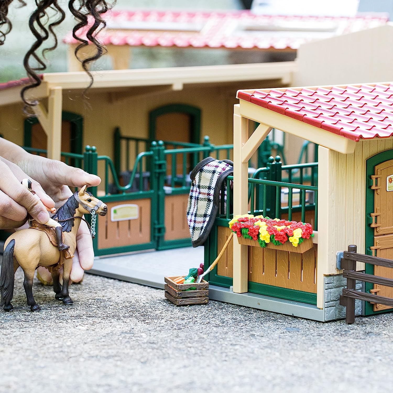 Schleich 42195 Farm World – Écurie avec Chevaux et Accessoires, Coffret de 96 pièces avec 2 Chevaux, Figurine de Cavalier et Accessoires de Ferme, Jouets Animaux de la Ferme pour Enfants dès 3 Ans