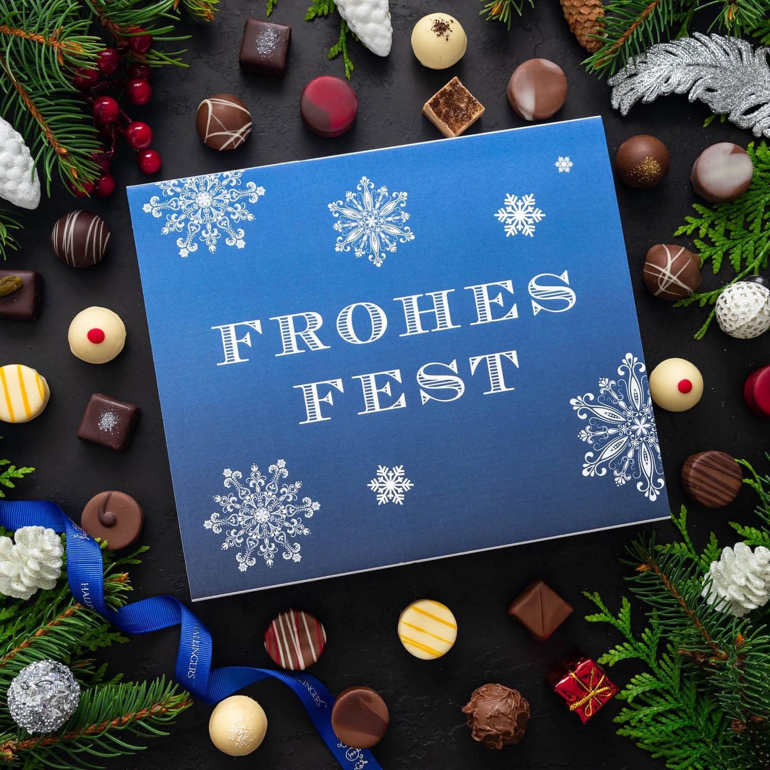 Hallingers Genuss Manufaktur Pralinen Weihnachts-Geschenk - ohne Alkohol, handmade aus Confiserie-Edelkakao in wertiger XXL-Geschenkbox ""Frohes Fest Blau"", Weihnachten für Frauen Männer