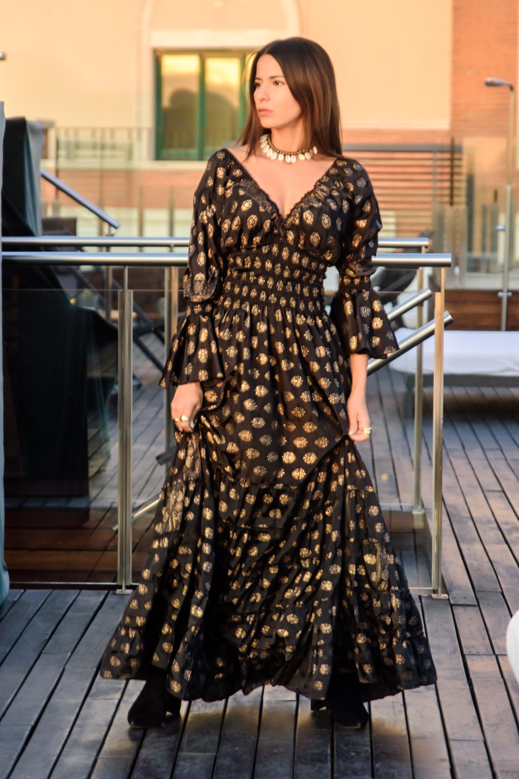 Vestido Boho Chic Sadagold Negro Estampado Dorado, Largo, Mangas largas, Seda, Escote en V