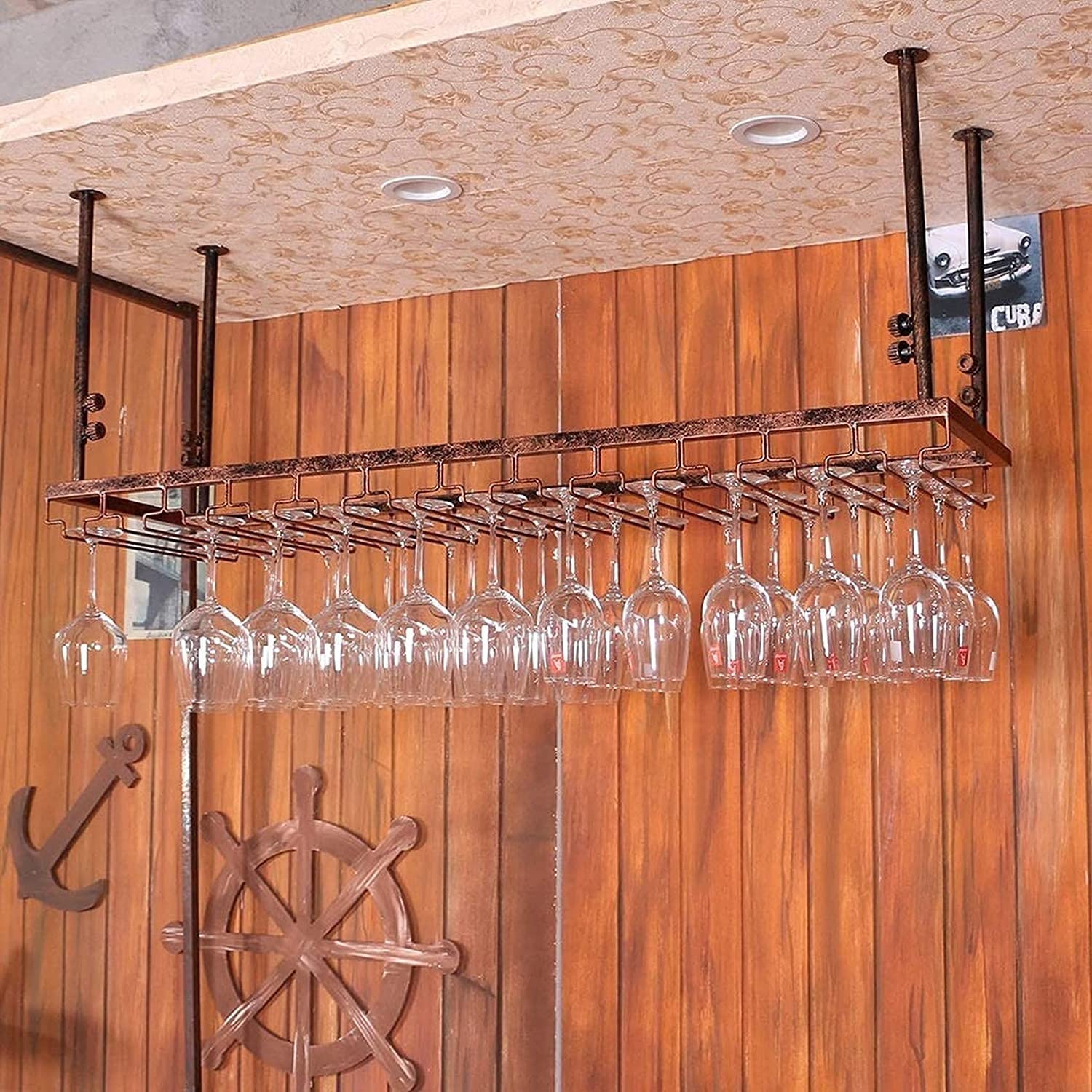 Support à verre suspendu pour créer une ambiance bistrot à la maison