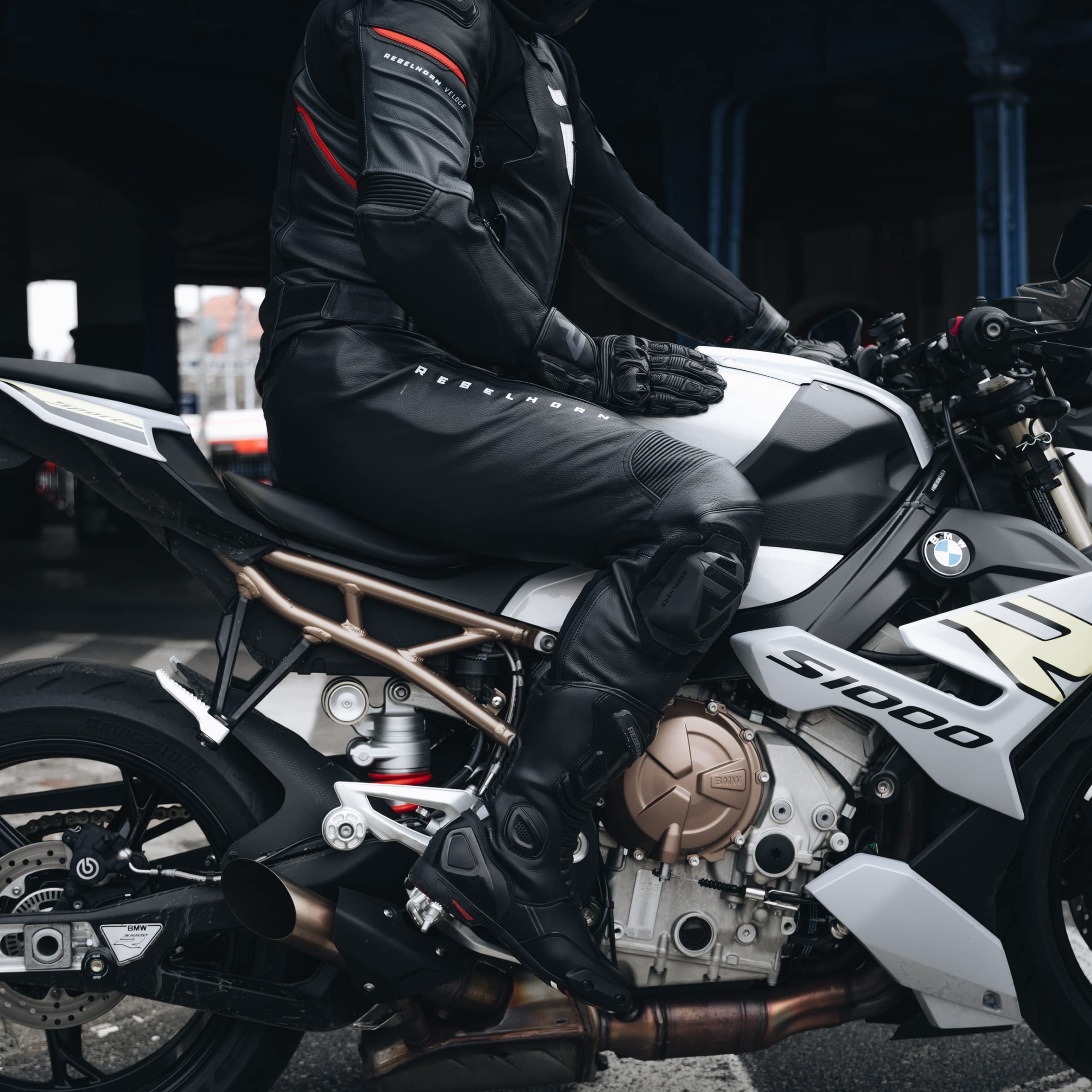 REBELHORN Veloce Pantaloni da Moto Uomo | Pelle | Protezioni Ginocchia e Fianchi Livello 2 | Cursori per Ginocchia | 2 Canali di Ventilazione con Cerniera | Taglie Fino alla 62