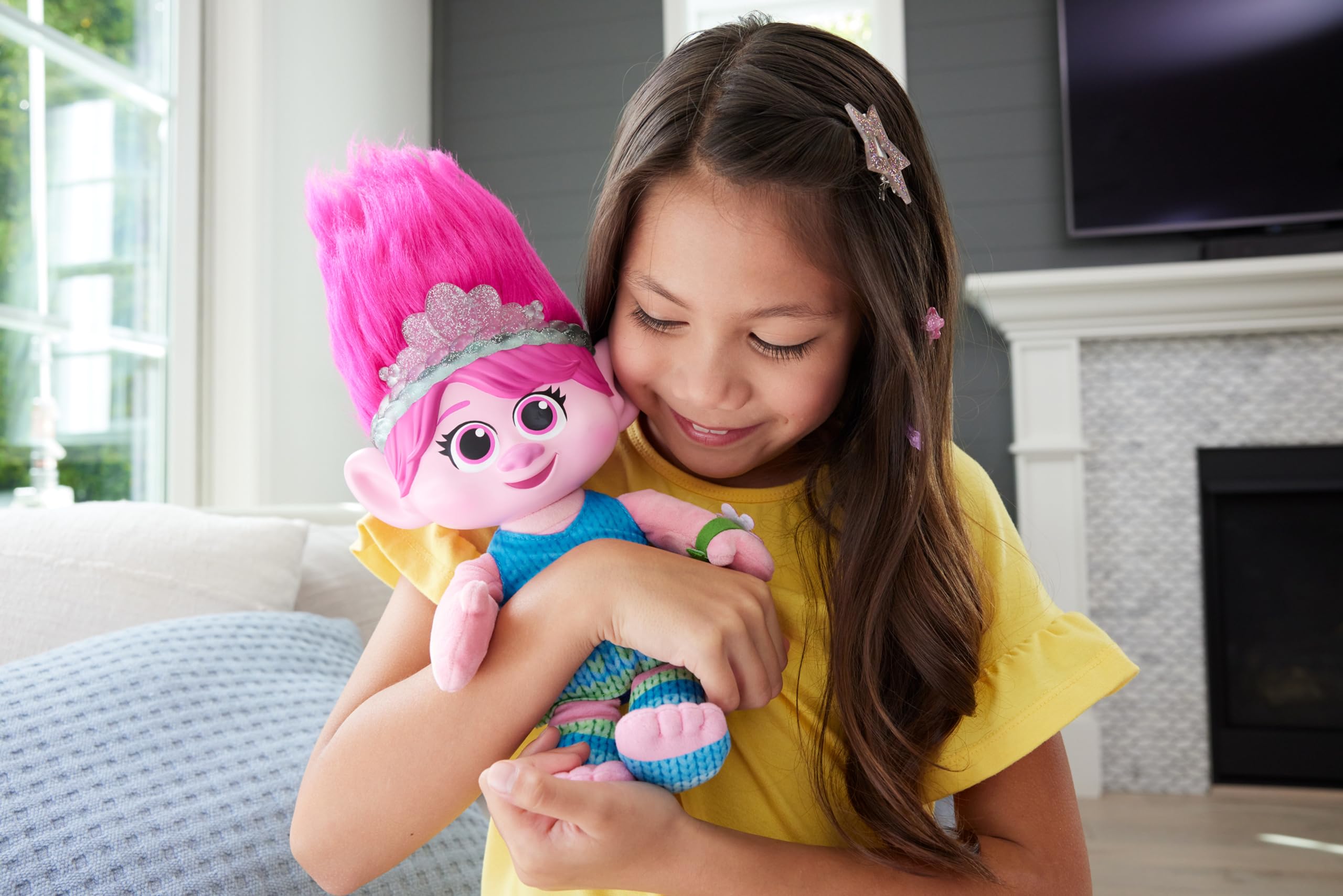 Mattel DREAMWORKS TROLLS Gemeinsam Stark-Haarige Überraschung Königin Poppy Plüschfigur mit Leuchtfunktion und Geräuschen, inklusive Haarklammern und Freundschaftsarmband, ab 3 Jahren, HTM14