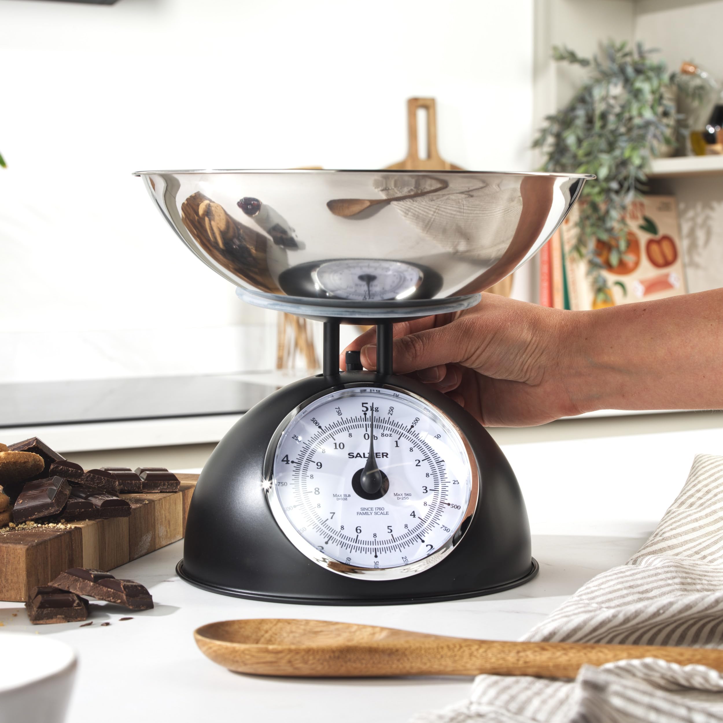 Salter Timeless Bilancia da Cucina Meccanica 5kg, Ciotola Lavabile da 2L, Senza Batterie, Nero