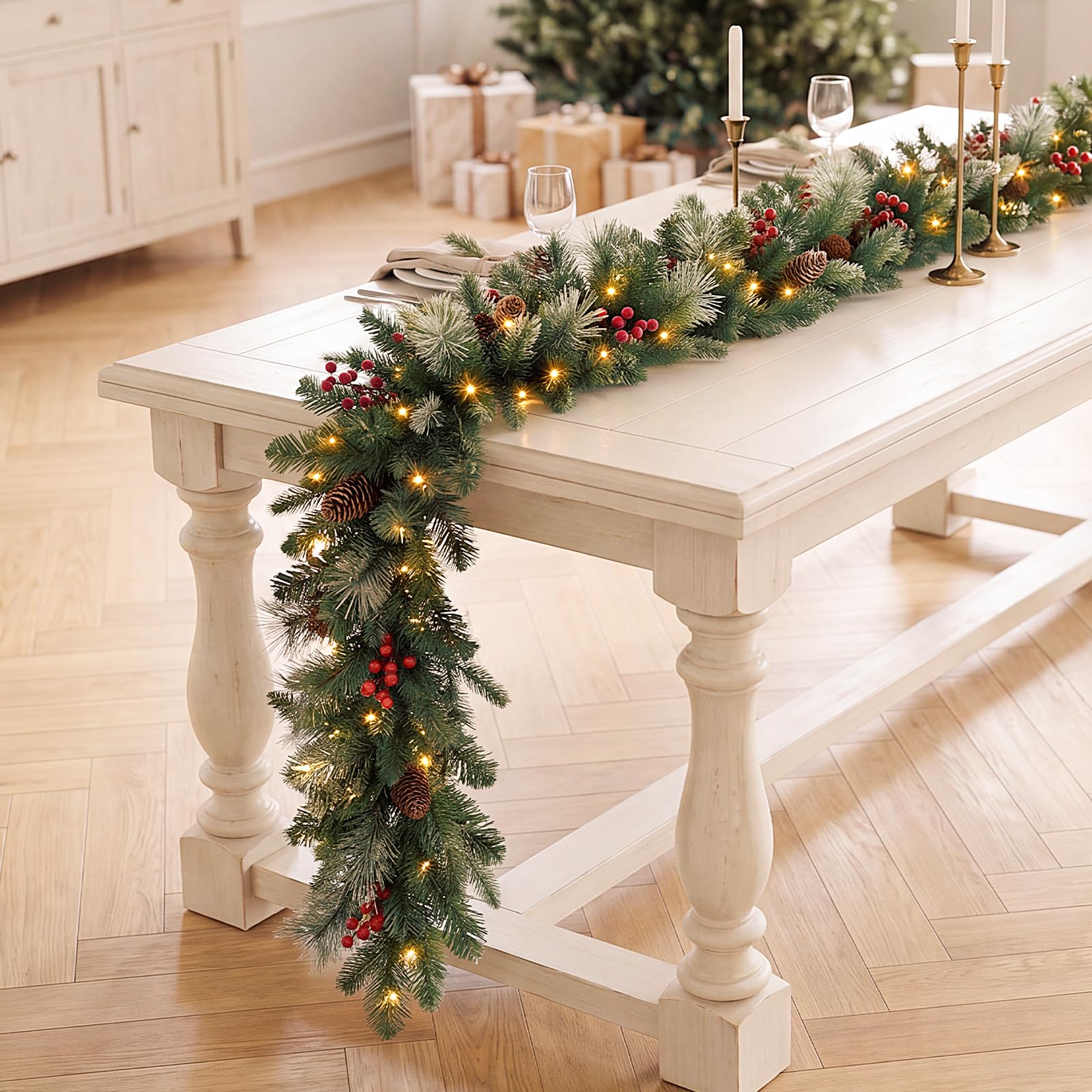 OasisCraft Ghirlanda di Natale pre-illuminata da 2,7 m con pinoli e mazzi di bacche, ghirlanda innevata in PVC e polietilene con 50 luci LED, funziona a batterie e timer per la
