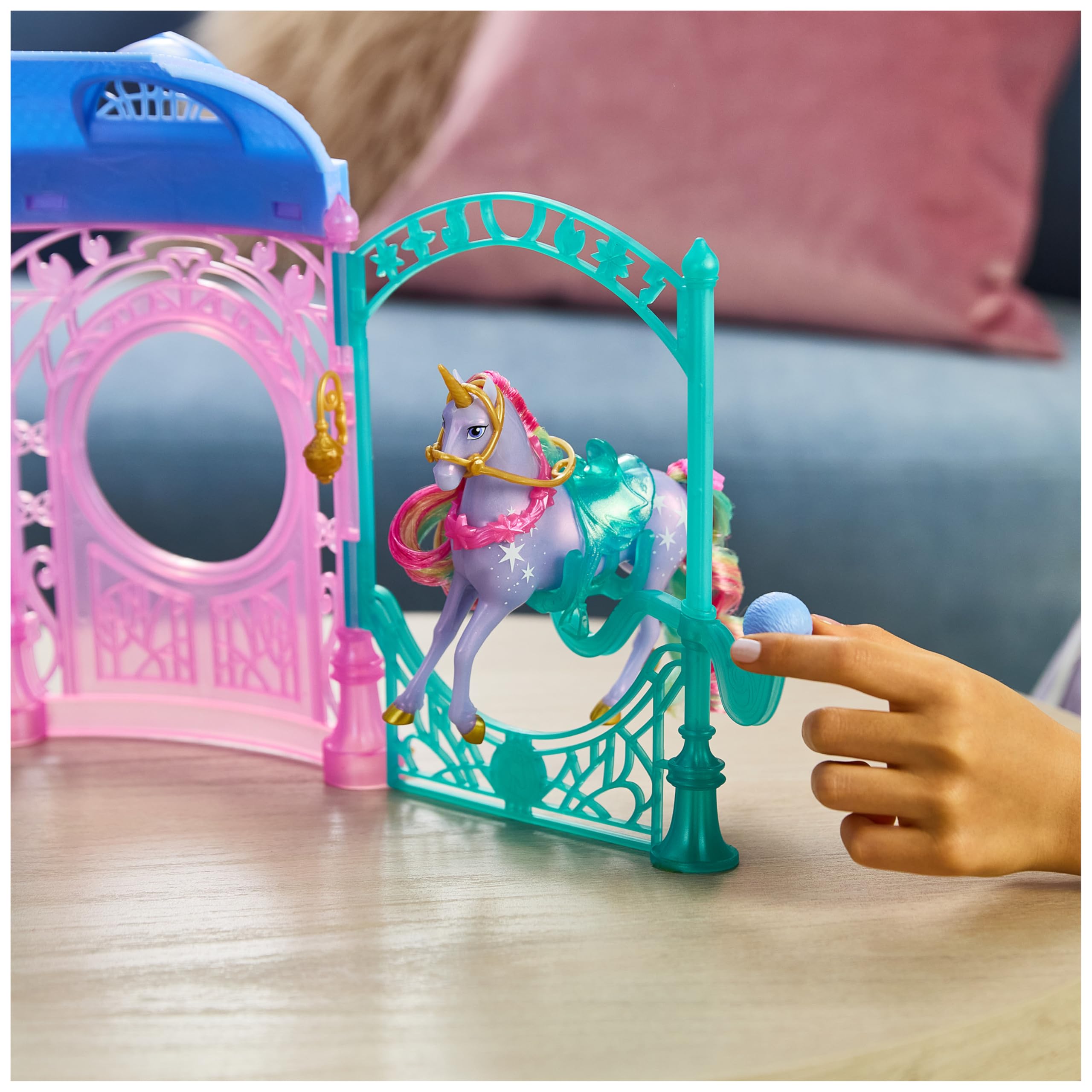 Unicorn Academy, Starglow Fountain & Stable Playset con Wildstar, luci e suoni, 24 accessori, bambole e unicorni giocattolo per bambine dai 4 anni in su