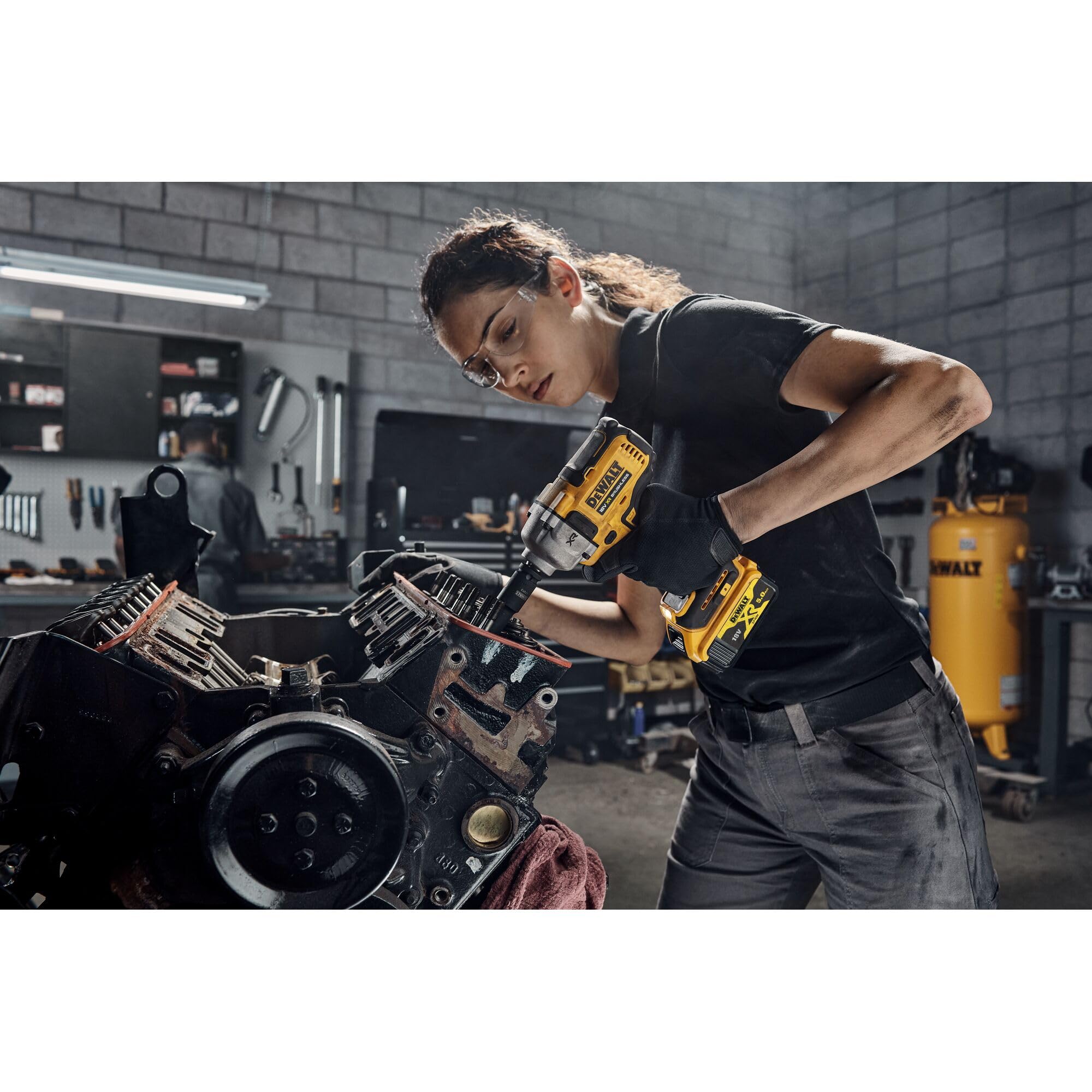 DEWALT Avvitatore a impulsi di fascia media 18V XR Brusless con 2 pacchi batteria XR 18V 5.0Ah e caricabatterie multitensione, DCF891P2T-QW