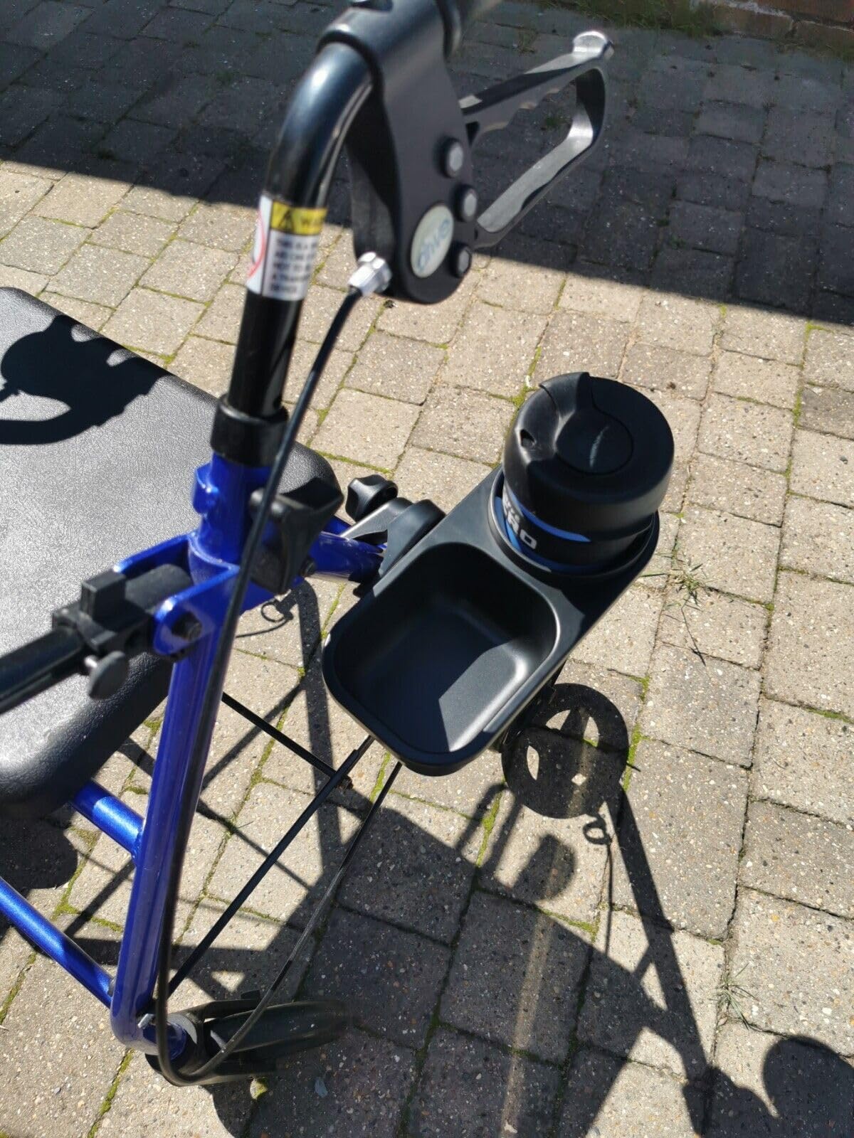 Getränkehalter mit Tablett; ideal für Flaschen, Schlüssel, Snacks, Handys; universell passend für jeden Kinderwagen, Buggy, Kinderwagen, Rollator, Rollstuhl, Gehhilfe